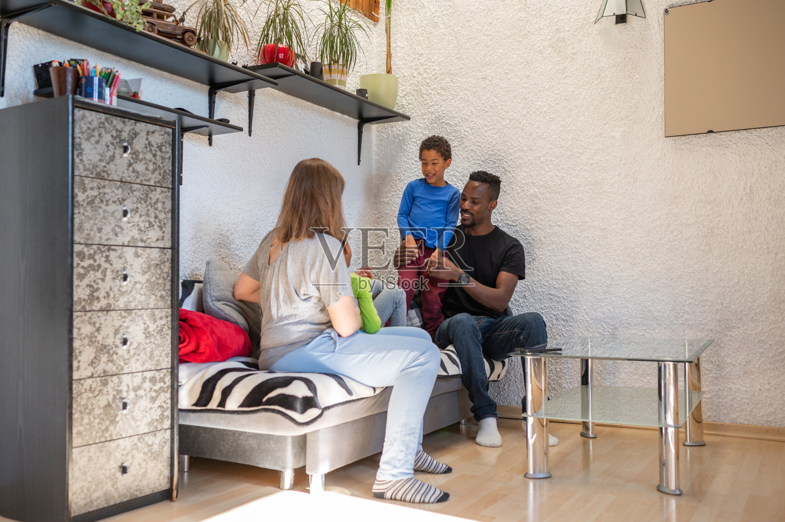 一家人和两个小男孩在客厅里玩照片摄影图片