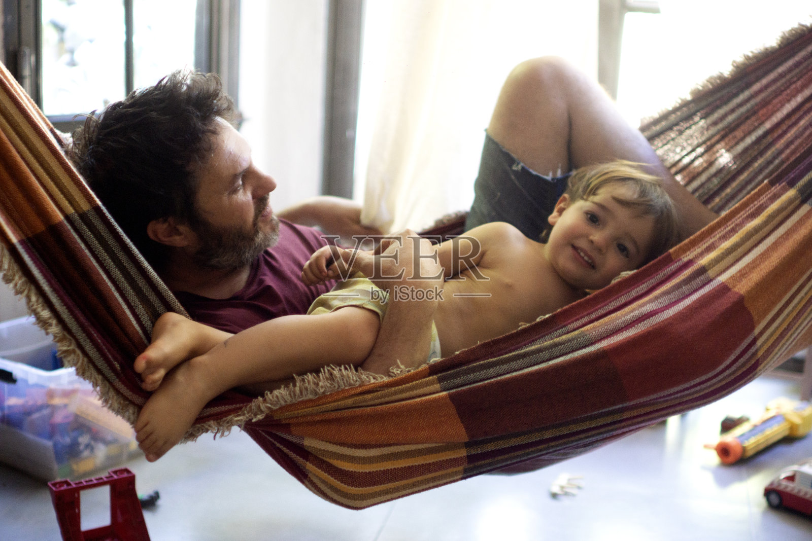 父亲和儿子在哈马卡玩耍照片摄影图片