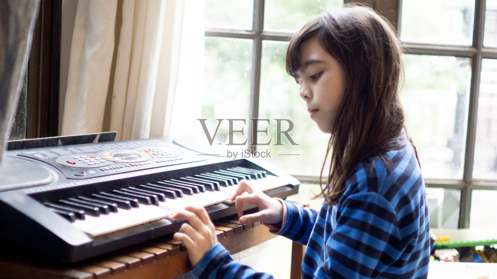 女孩在家里做活动照片摄影图片