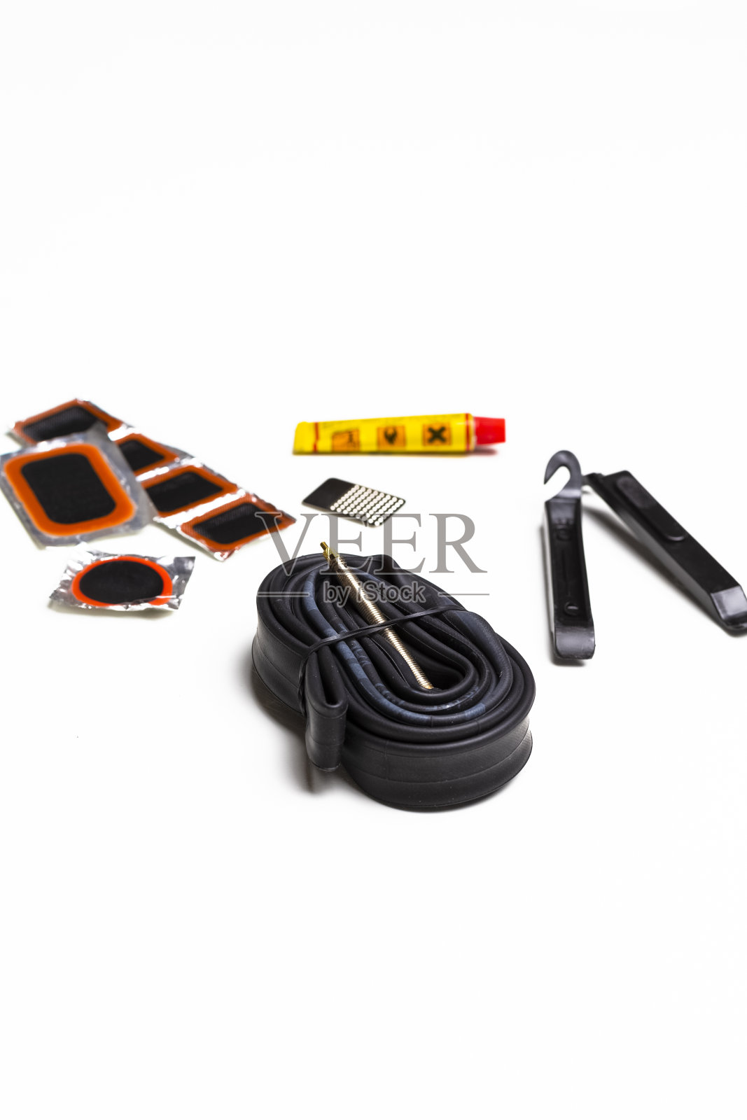 全套公路自行车内胎修复套件对抗白色。垂直的图像组成照片摄影图片