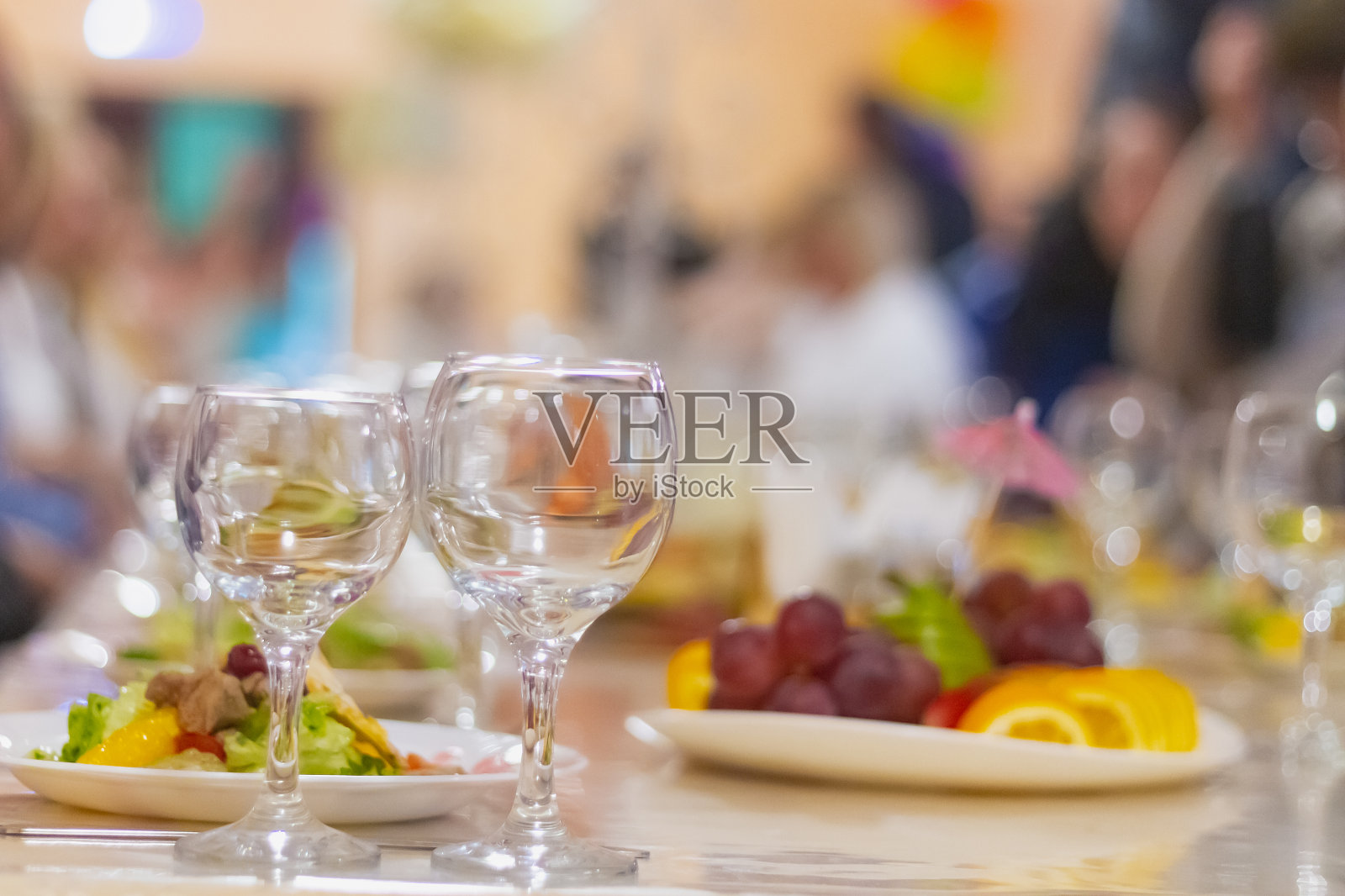 一个俄罗斯假日里的咖啡馆盛宴，桌上摆满了玻璃杯、水果、盘子和沙拉照片摄影图片