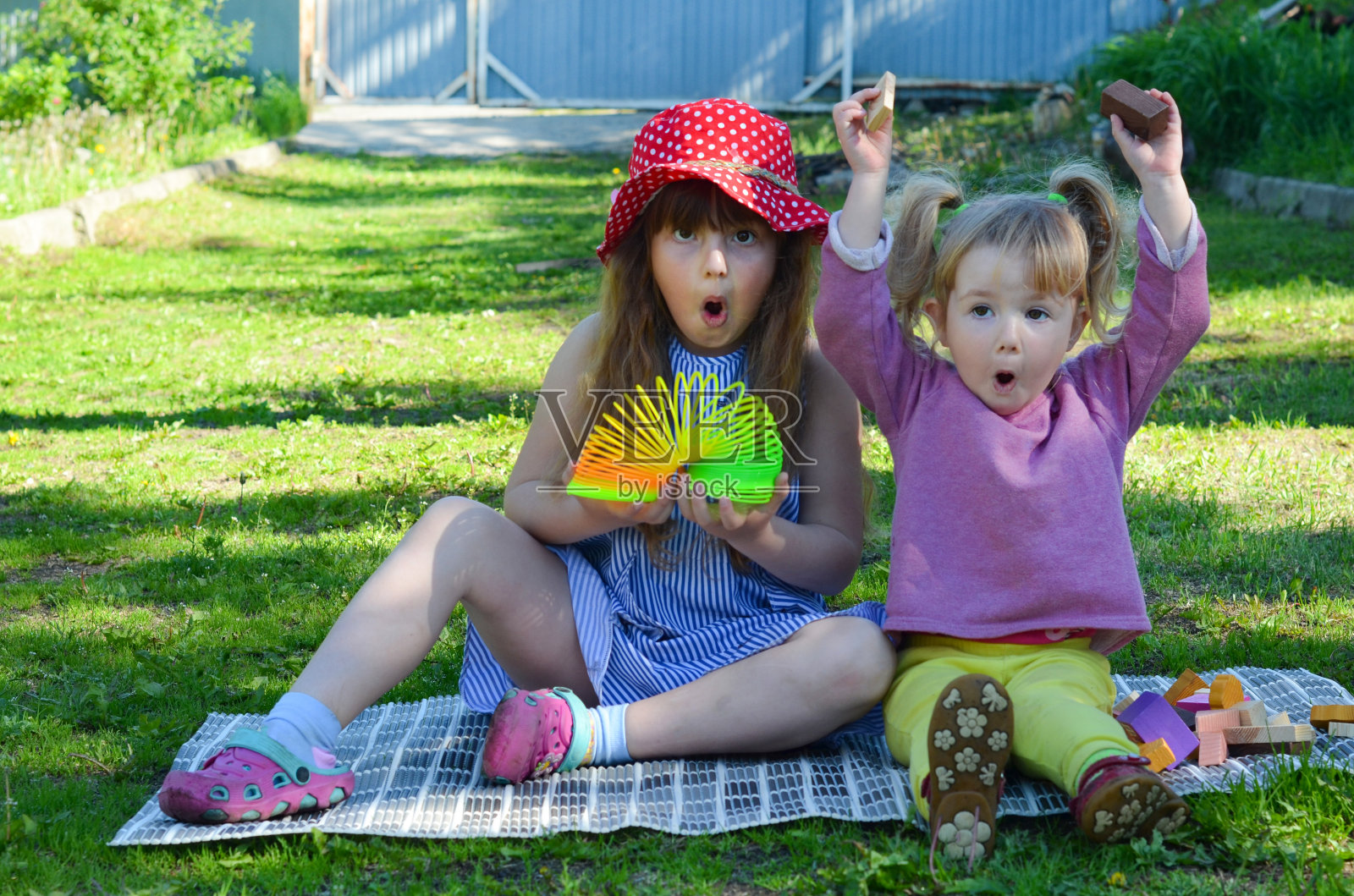 公园里快乐的孩子照片摄影图片