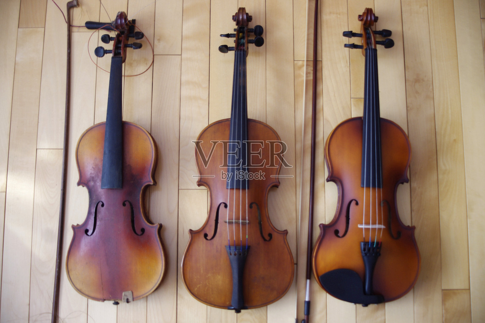 古董到现代的弦小提琴在木地板的背景照片摄影图片