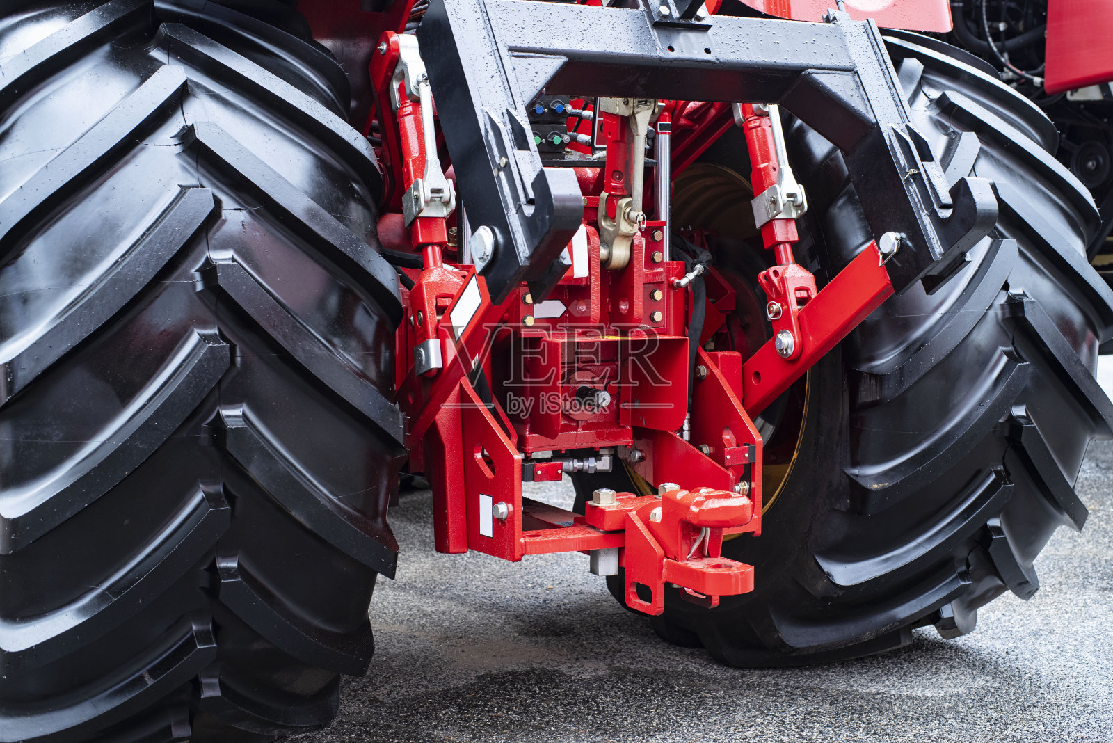 展示新的红色拖拉机。展览会上的新拖拉机。拖拉机和联合收割机的套绳。一个农业机器碎片的图像。照片摄影图片
