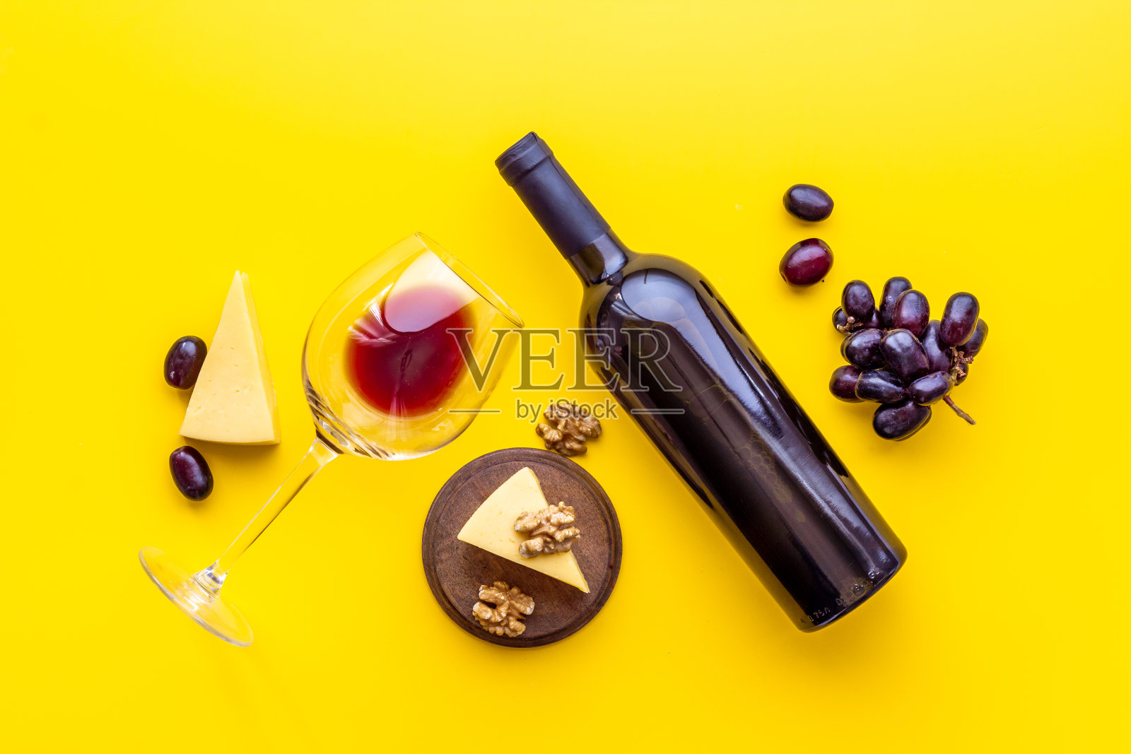 酒厂的背景。红酒瓶配红酒和葡萄照片摄影图片