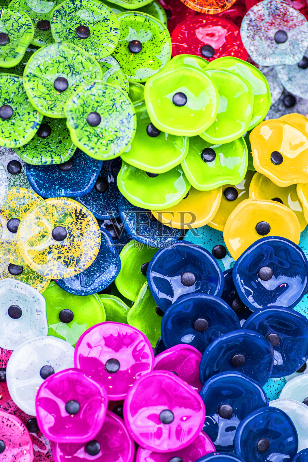 近距离观看几朵装饰多彩的玻璃花。玻璃多色人物，玻璃多色花卉装饰。照片摄影图片