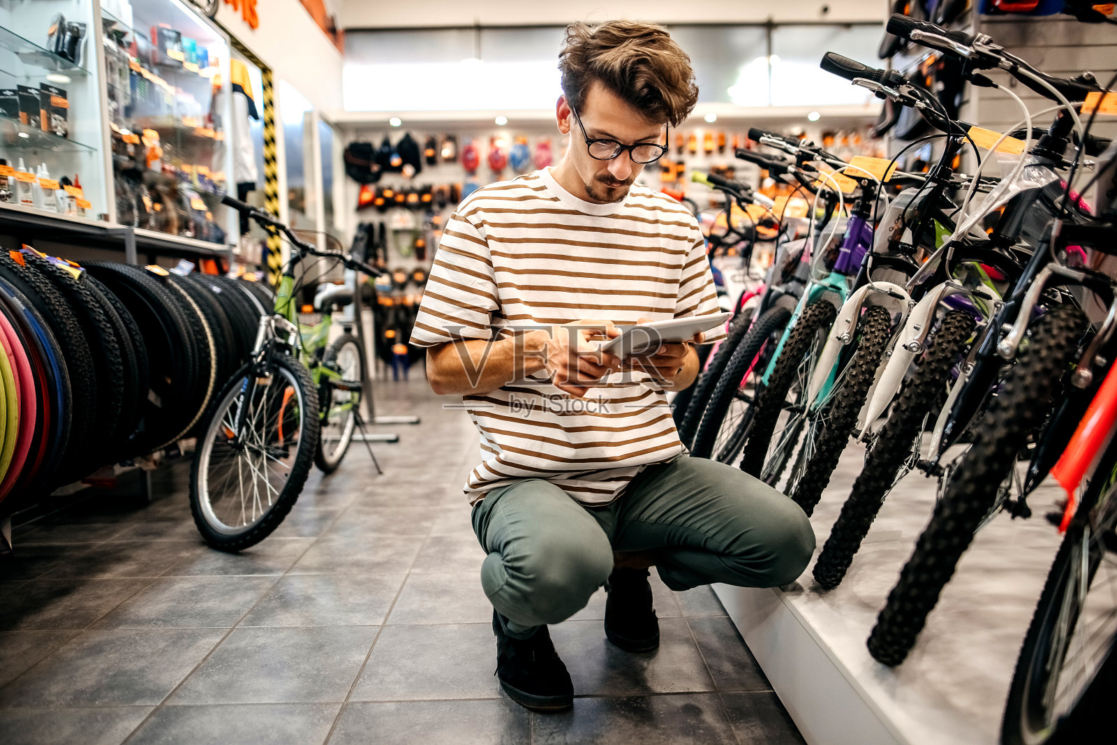 在自行车店工作的人照片摄影图片