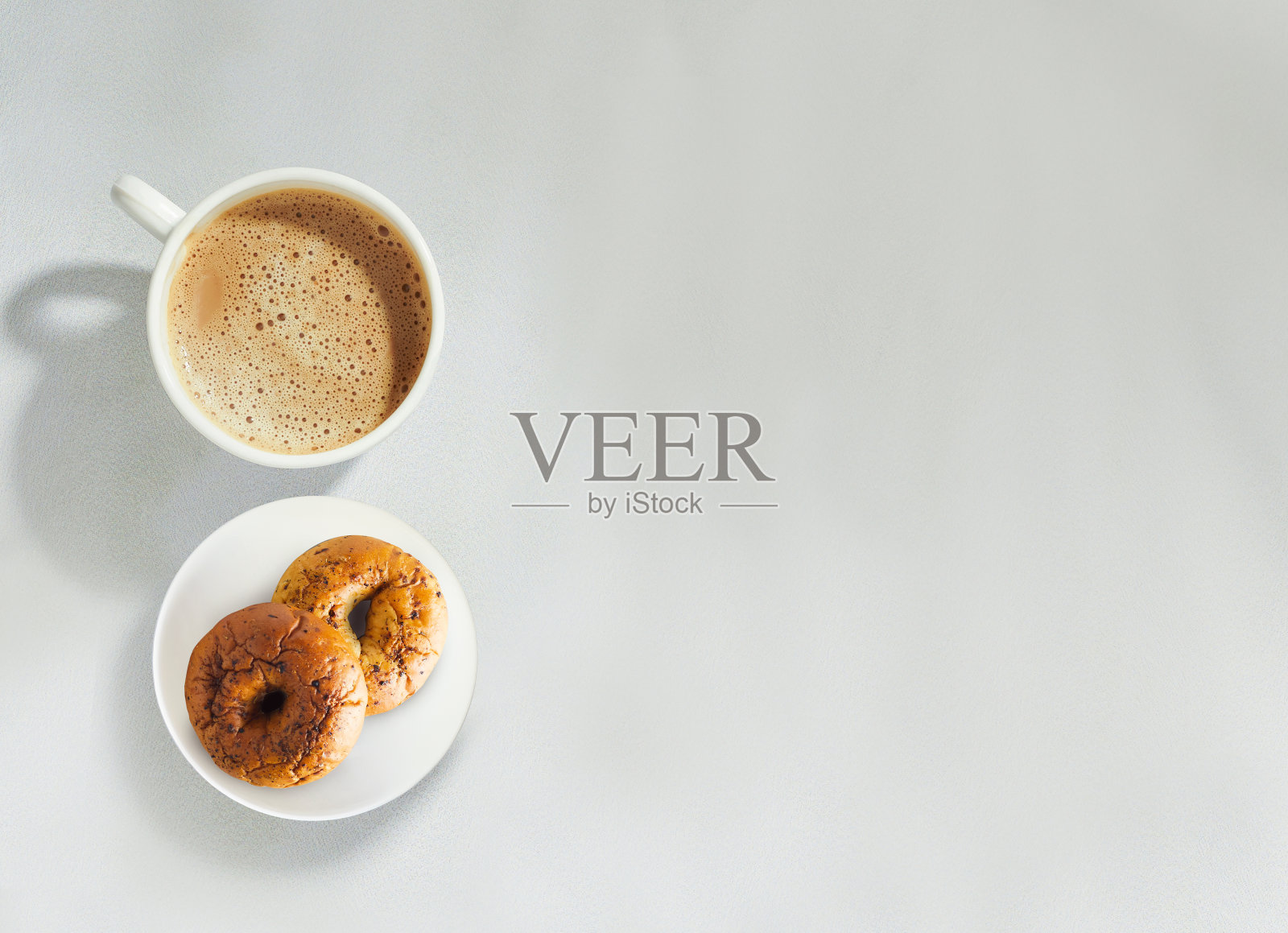 瓷杯茶和甜甜圈的顶部角度在盘子上孤立的白色背景与复制空间照片摄影图片