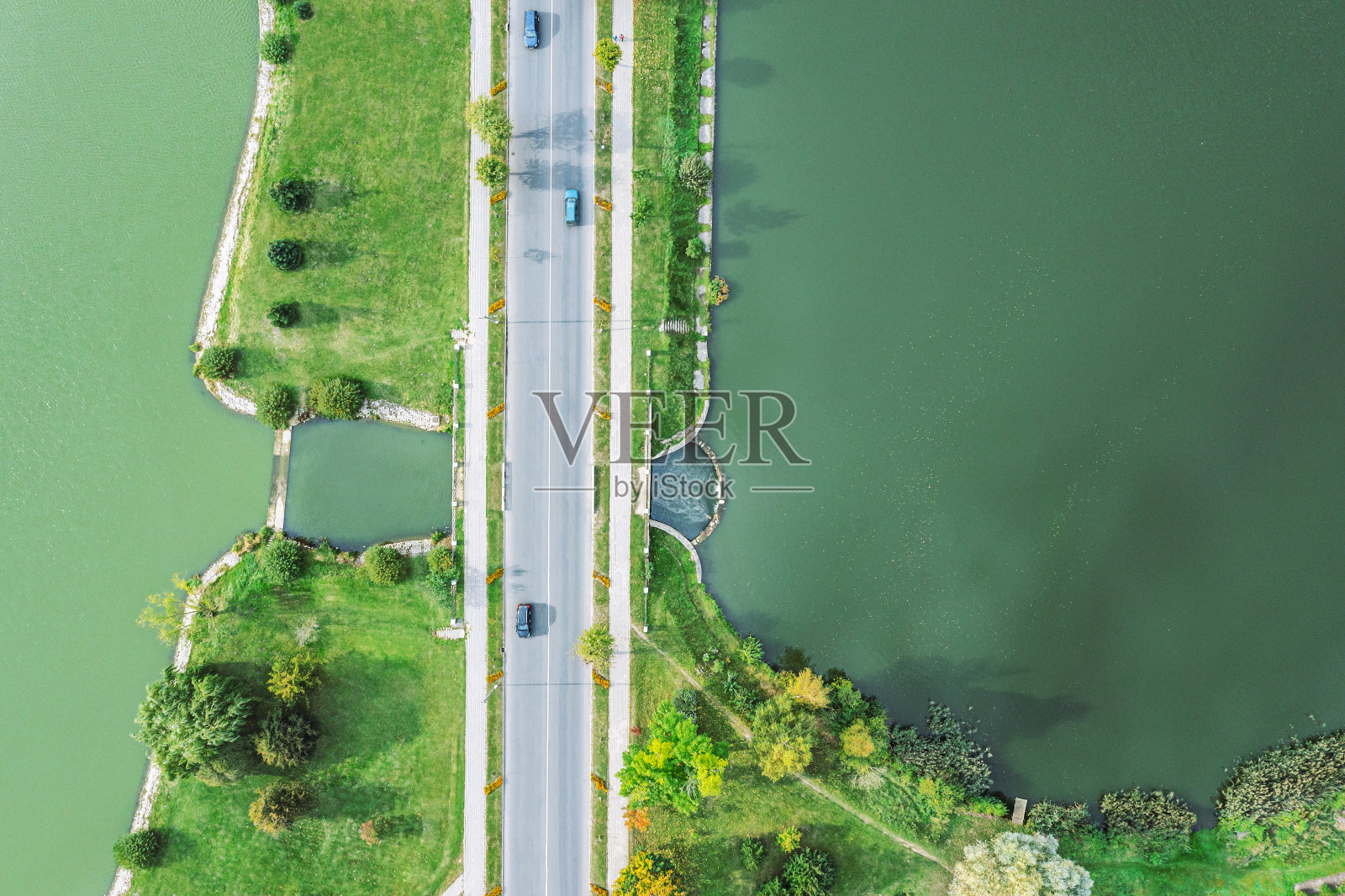 一个阳光明媚的夏天，从湖面上的水坝上鸟瞰湖面照片摄影图片