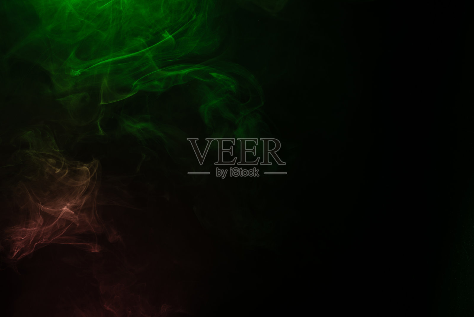 绿色和粉红色的蒸汽在黑色的背景。照片摄影图片