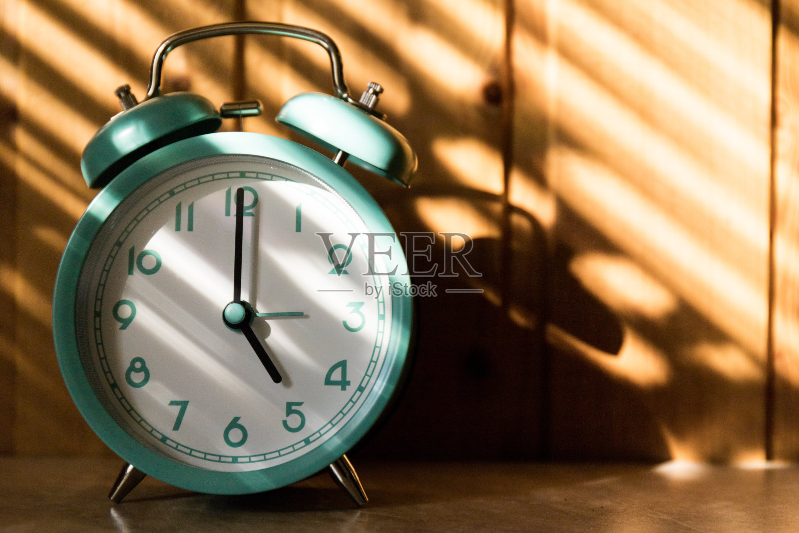 古老的时钟孤立在木制背景与文字空间。的时间观念照片摄影图片