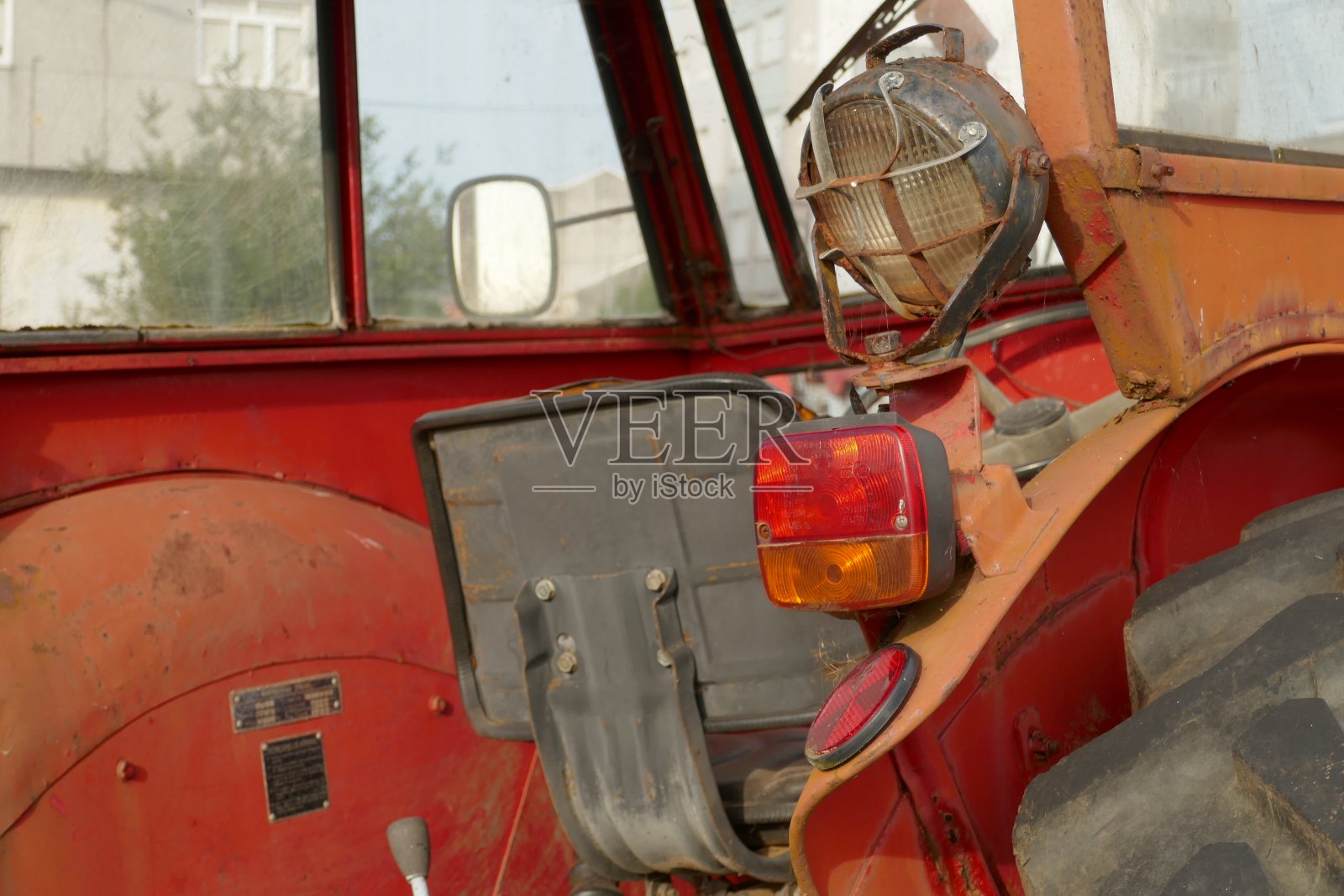 老红拖拉机照片摄影图片