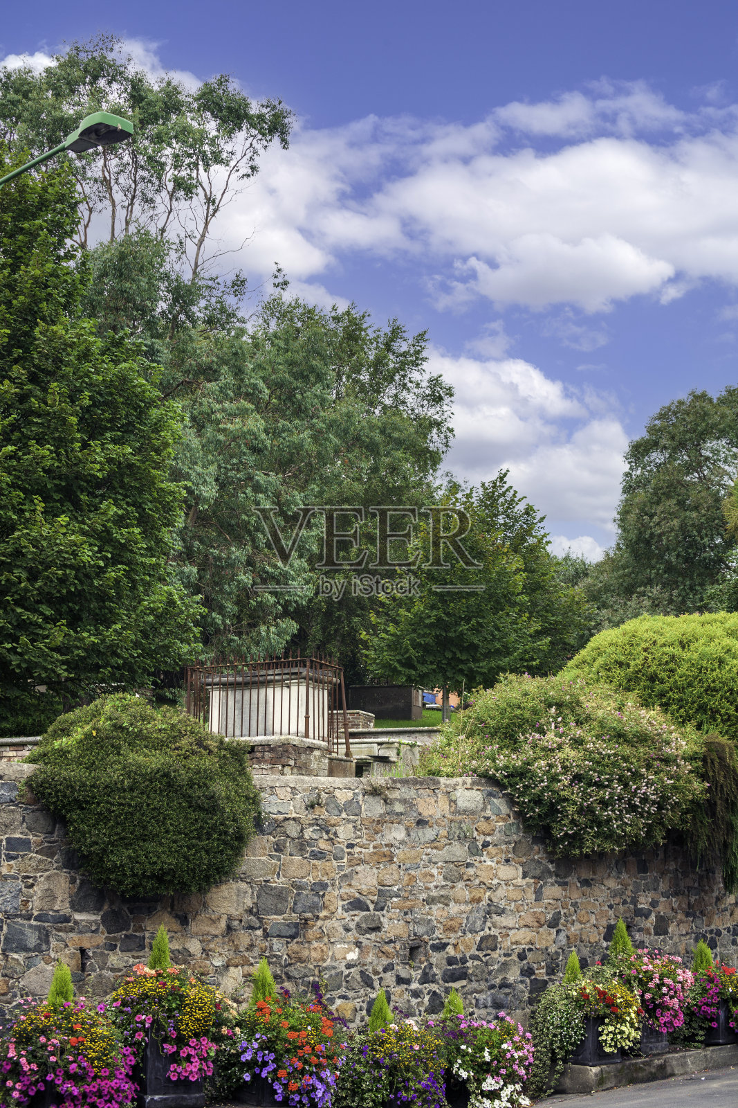 在格恩西岛的圣彼得港的后街游览时，我们发现了这个装饰精美的有围墙的墓地照片摄影图片