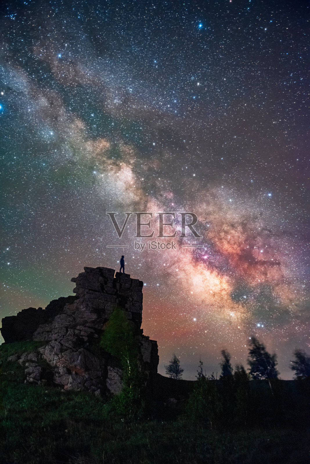 探索银河天空下的石林照片摄影图片