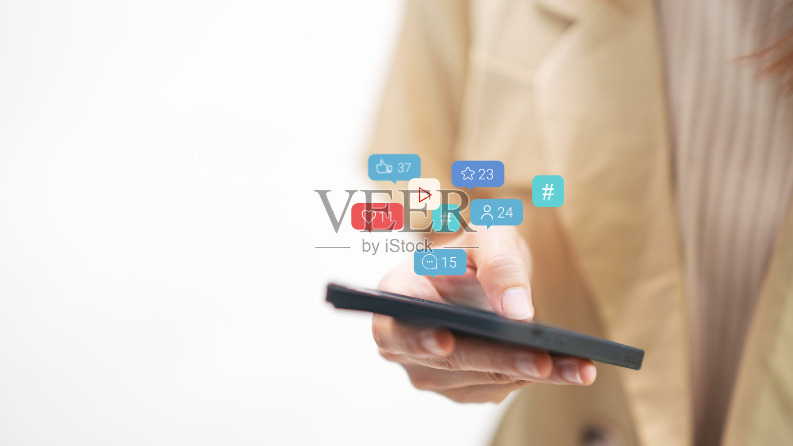 一名女性在智能手机上使用社交媒体营销理念，并使用爱情、点赞、信息、评论和电子邮件的通知图标。照片摄影图片