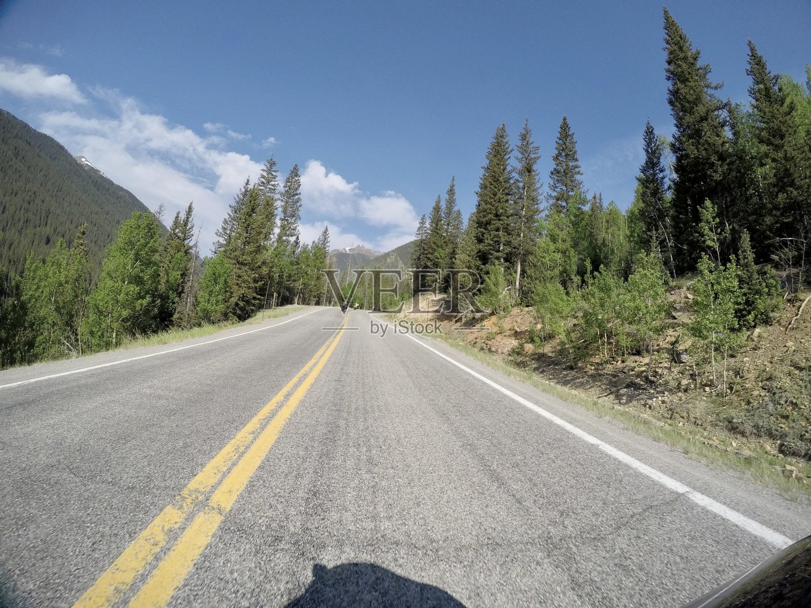 山路上骑摩托车的人照片摄影图片