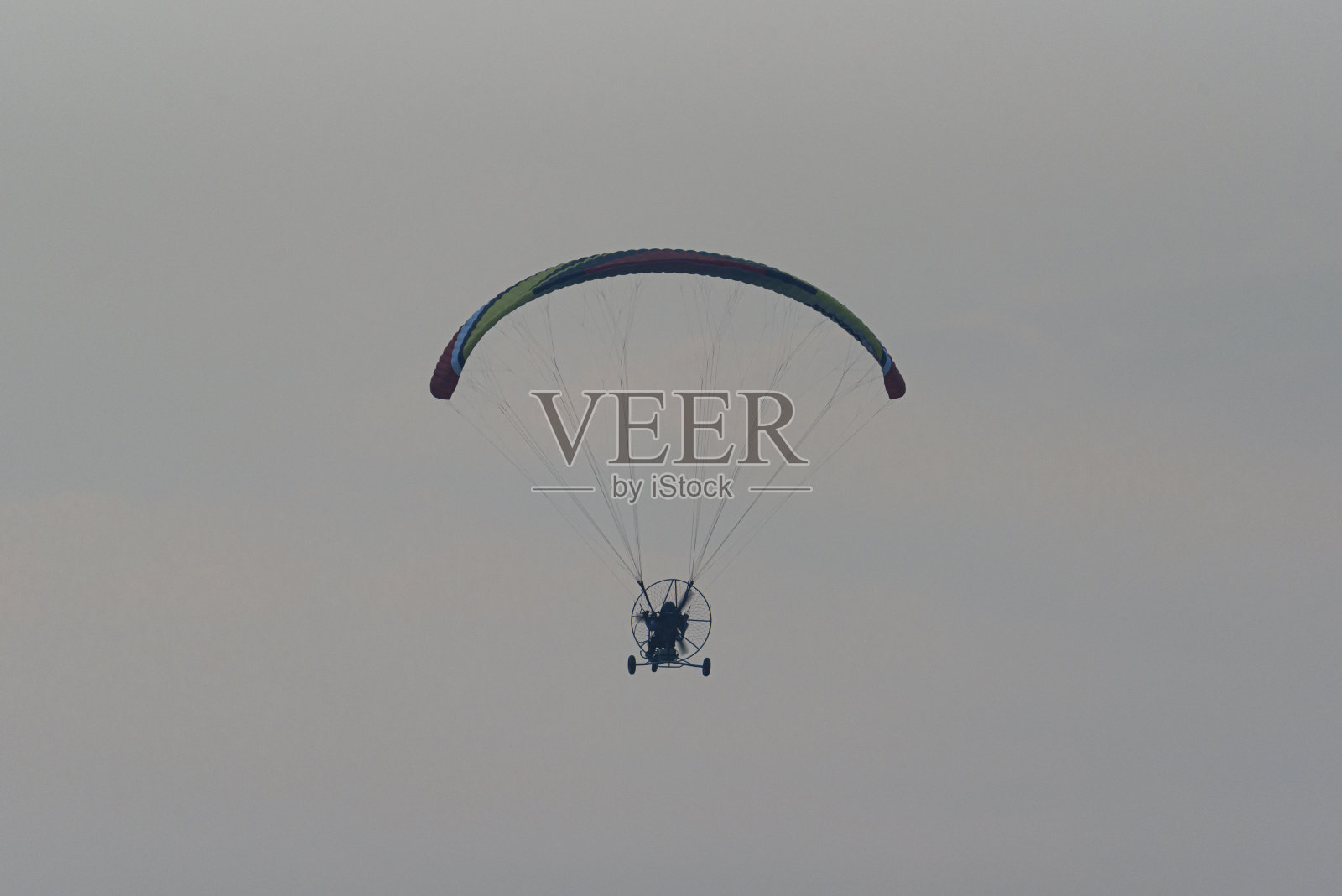 滑翔机的剪影在柔和的阳光天空中滑翔和飞行照片摄影图片