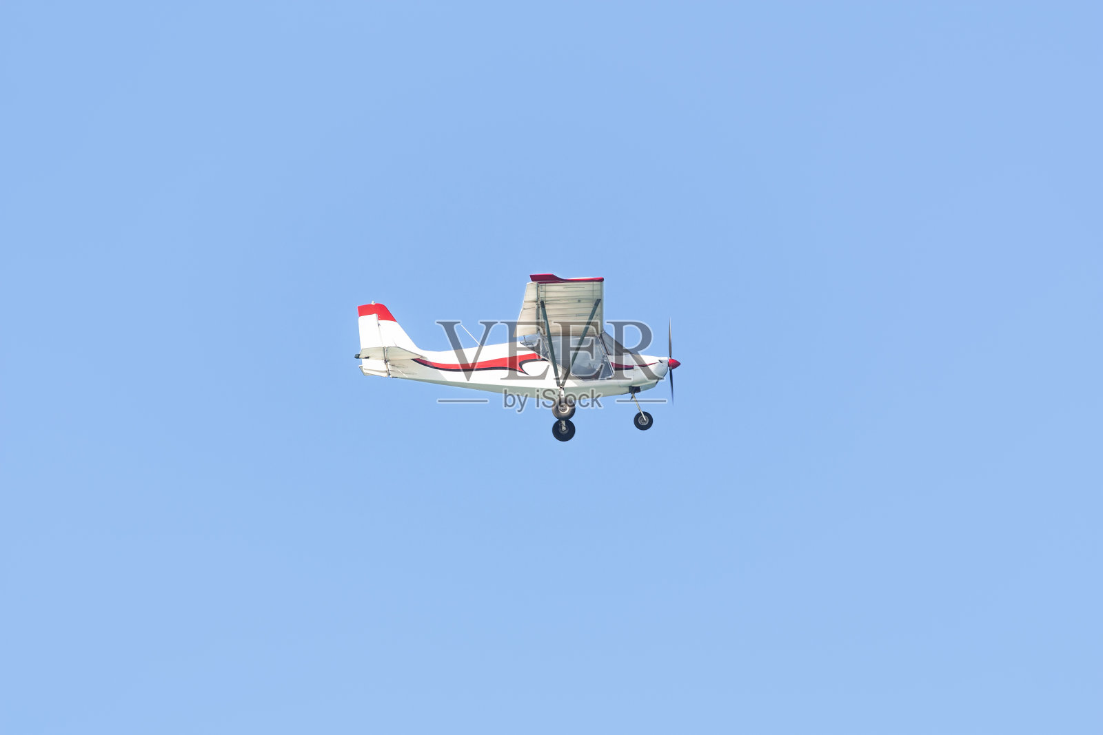 在蓝天上飞行的小型观光飞机照片摄影图片