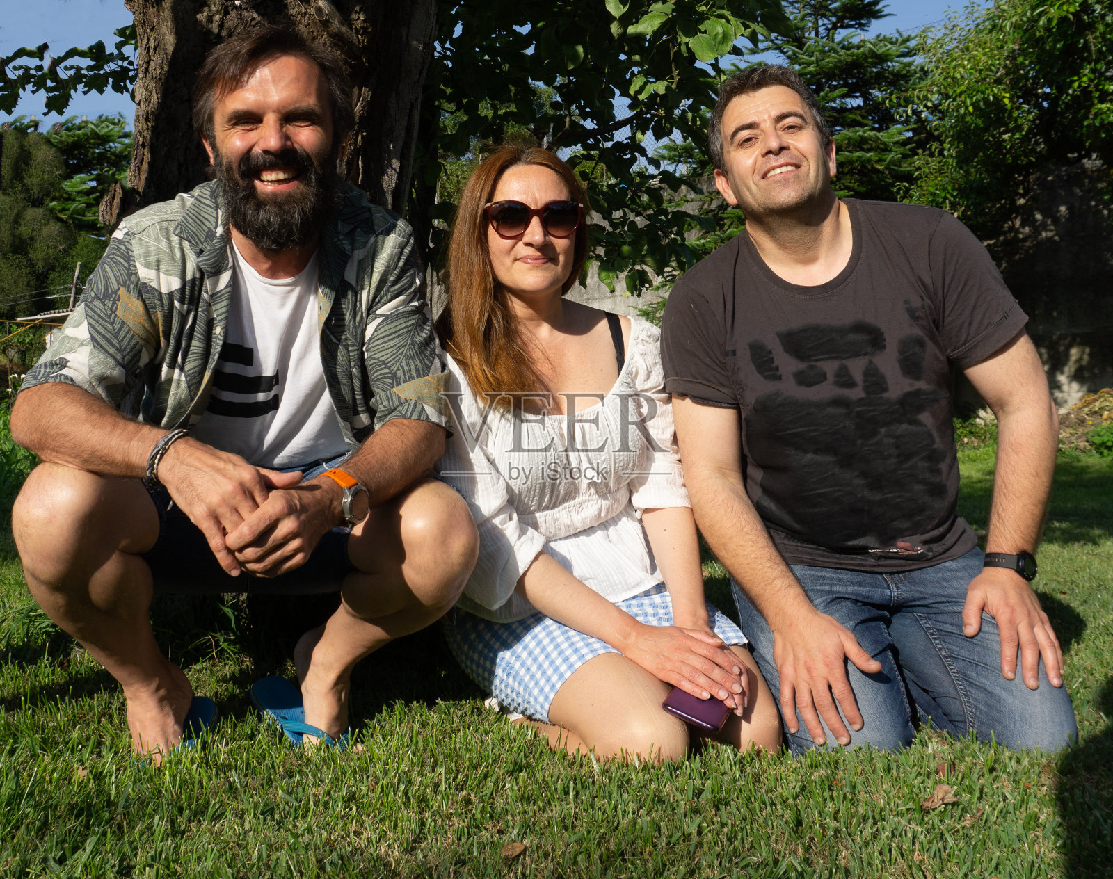 草地上的朋友照片摄影图片