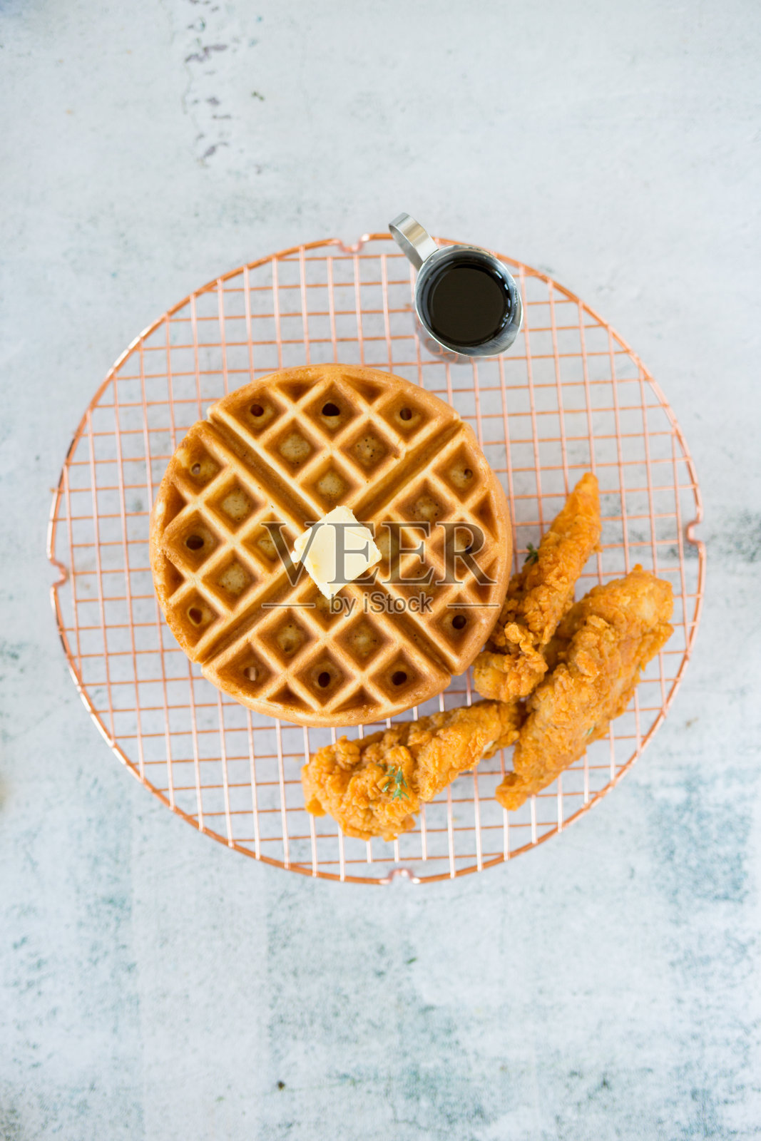 美食鸡和华夫饼盘子餐厅风格的一边糖浆在银壶照片摄影图片