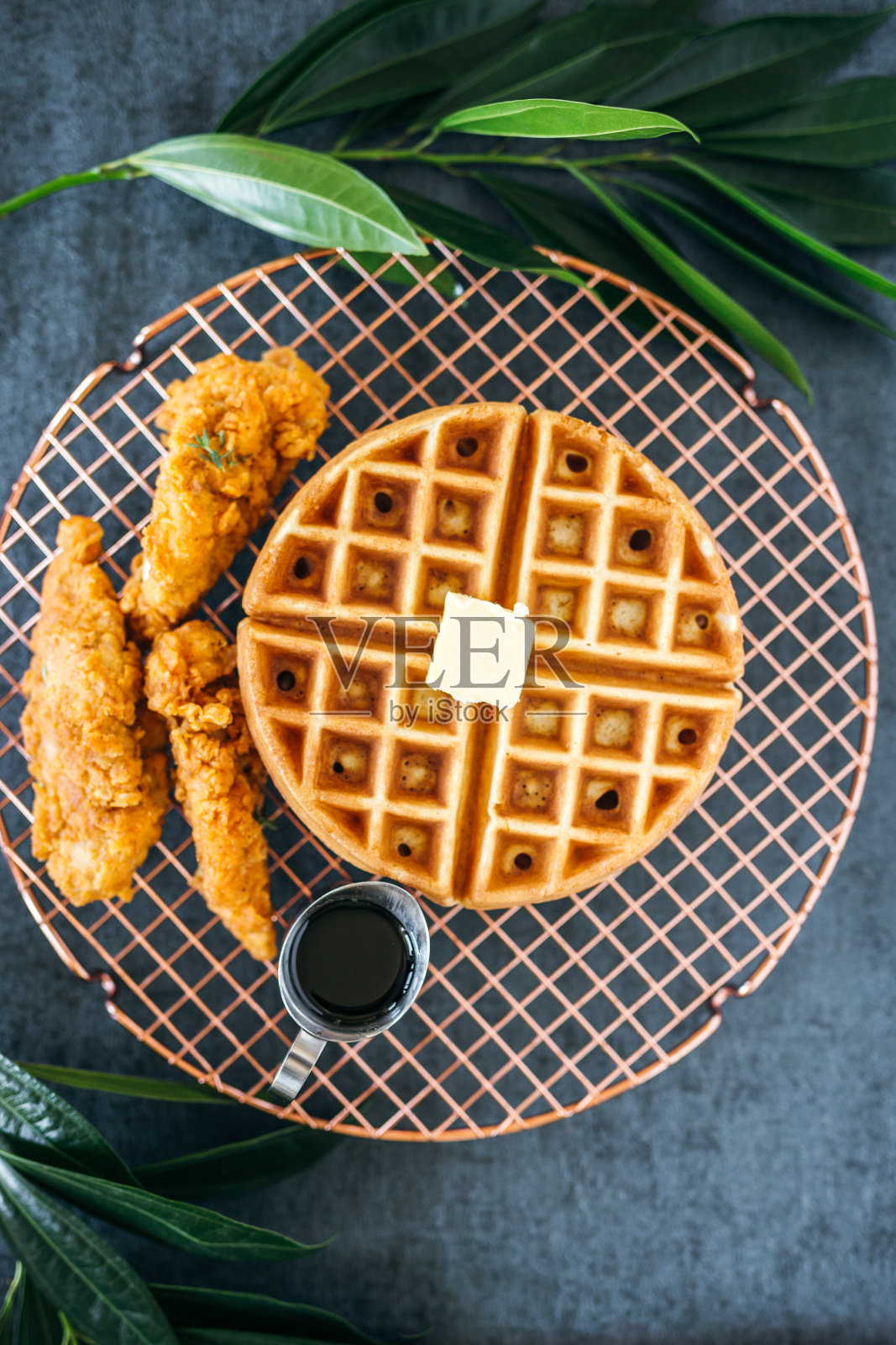 美食鸡和华夫饼盘子餐厅风格的一边糖浆在银壶照片摄影图片