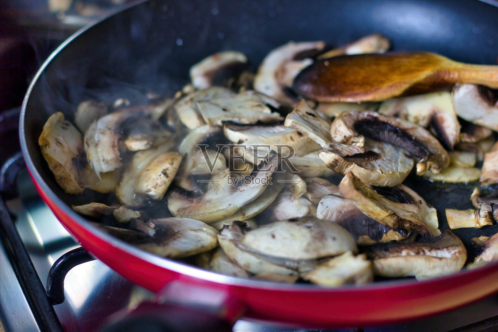 俯视图新鲜切蘑菇正在煎锅里煮照片摄影图片