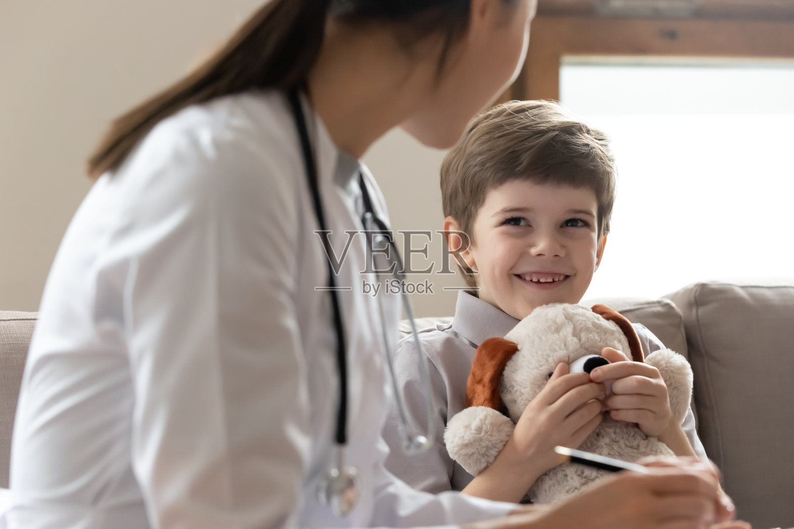 快乐的小男孩病人在医院与医生交谈照片摄影图片