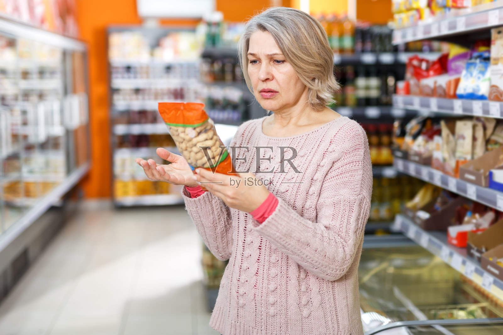 中年女性阅读产品标签照片摄影图片