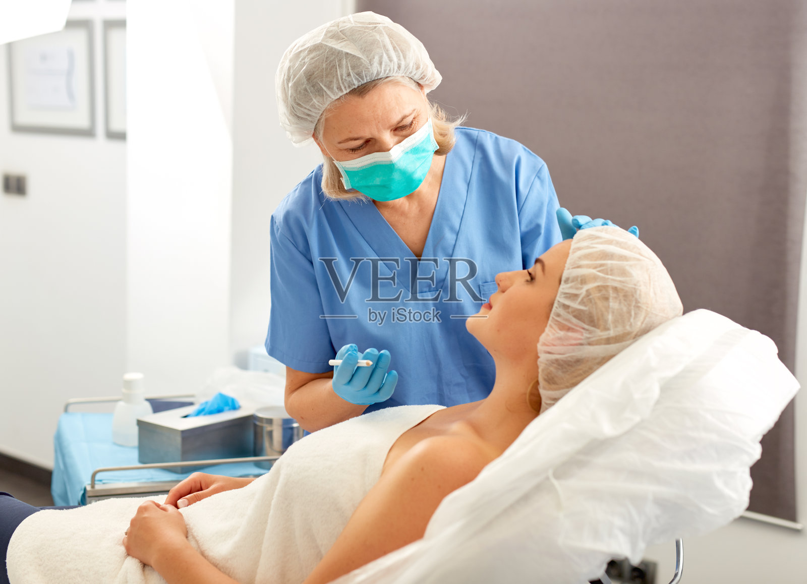 整形外科医生准备给妇女做面部手术照片摄影图片