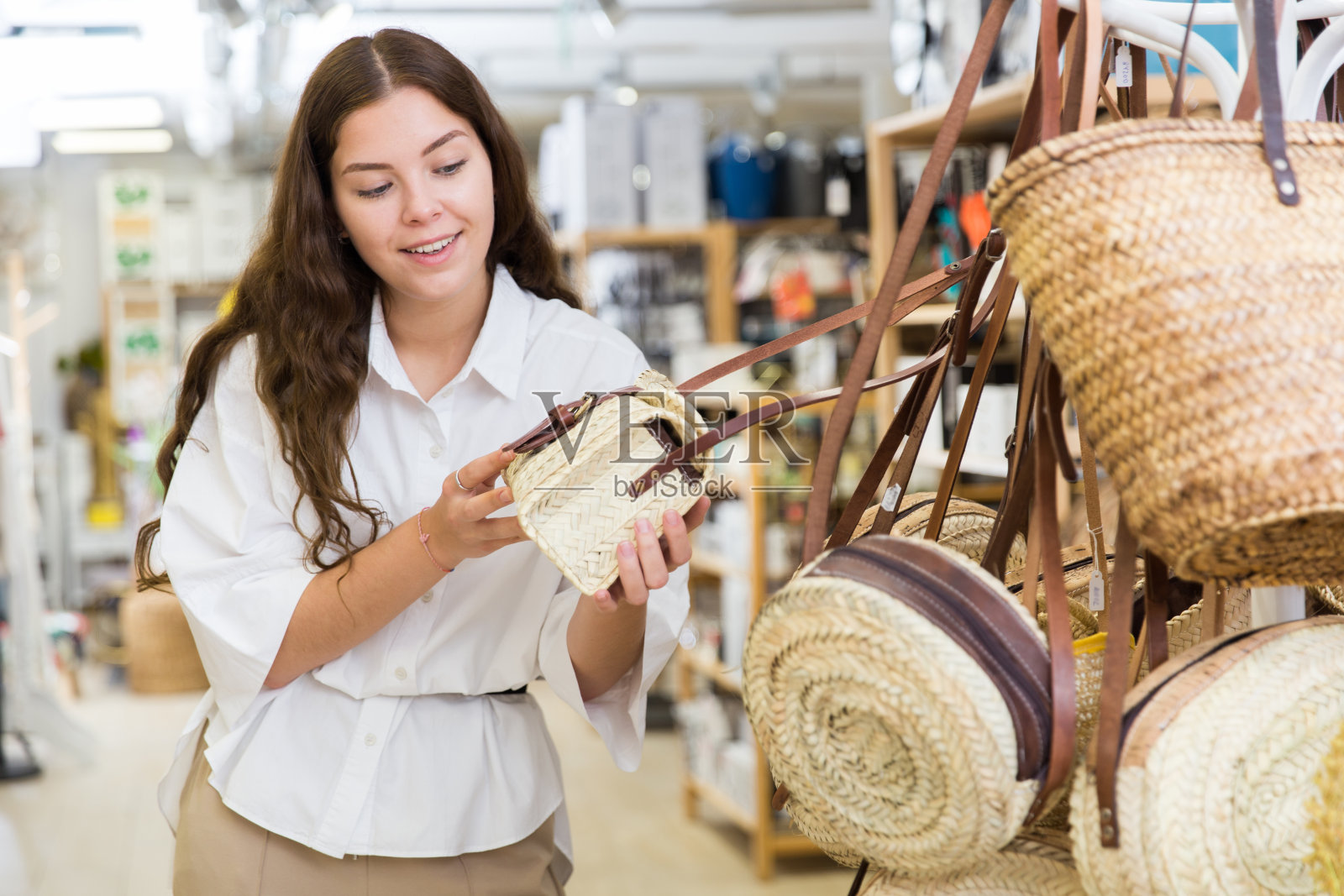 在五金店买草包的女人照片摄影图片
