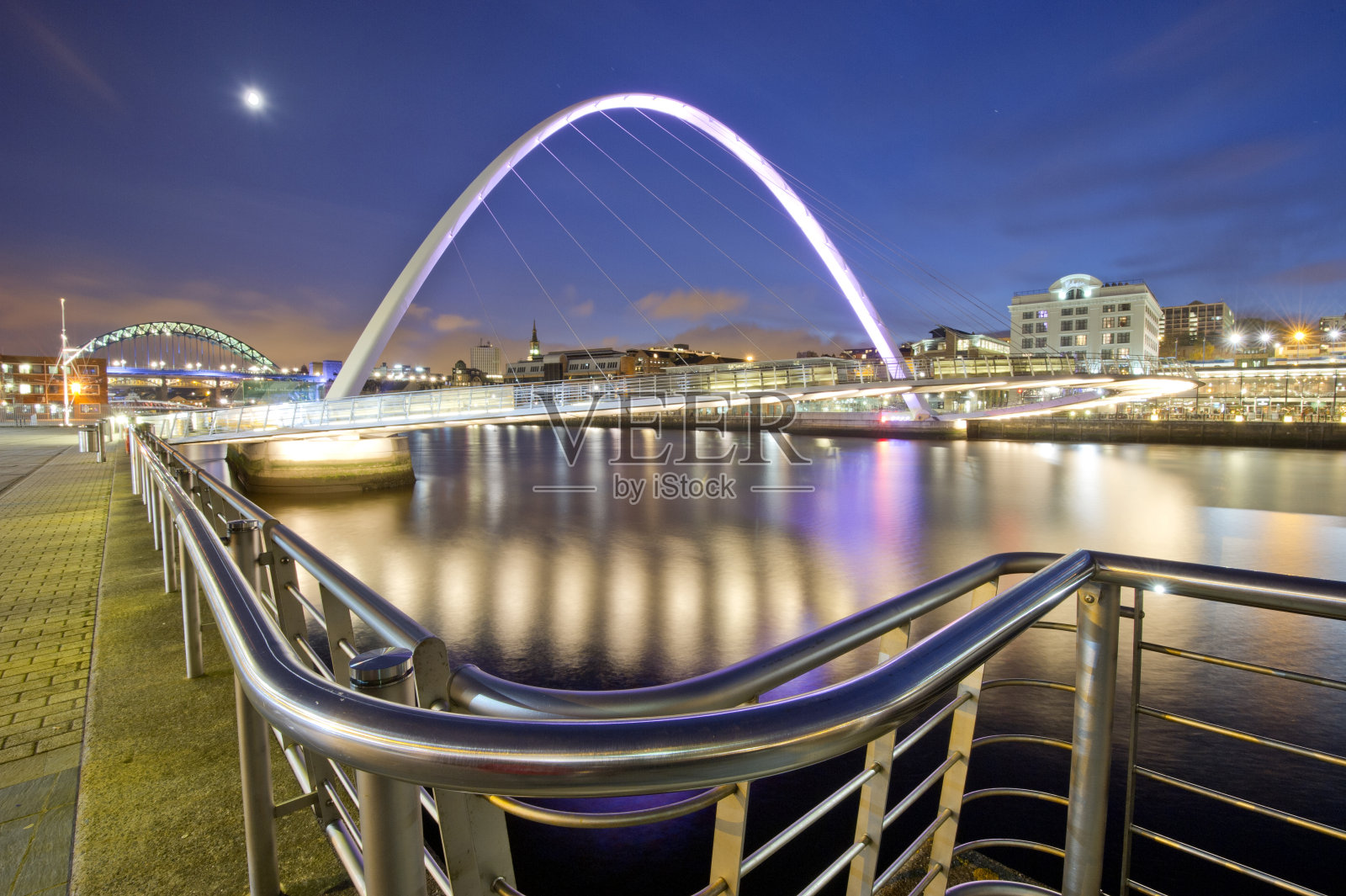 千禧桥和泰恩桥上的泰恩河在纽卡斯尔泰恩照片摄影图片