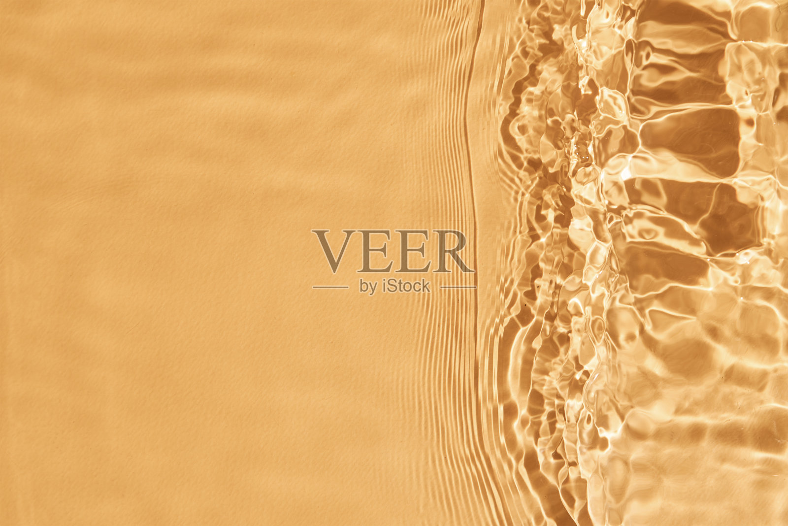 黄色水纹理背景。抽象的图案照片摄影图片