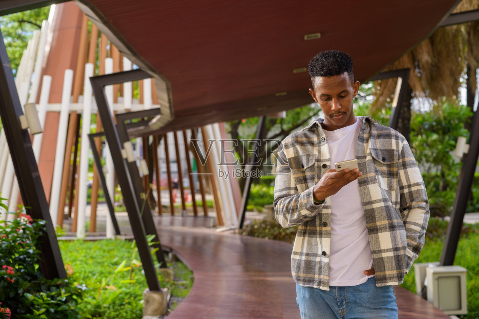 非洲黑人的肖像在夏天的户外城市照片摄影图片