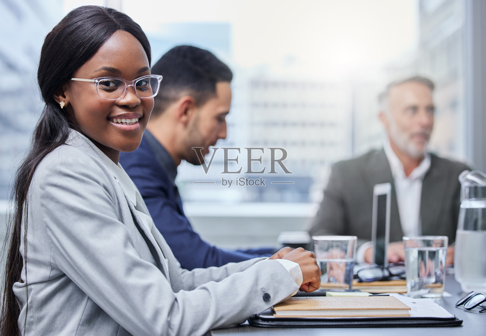 一幅年轻女商人和她的同事在会议室开会的肖像照片摄影图片