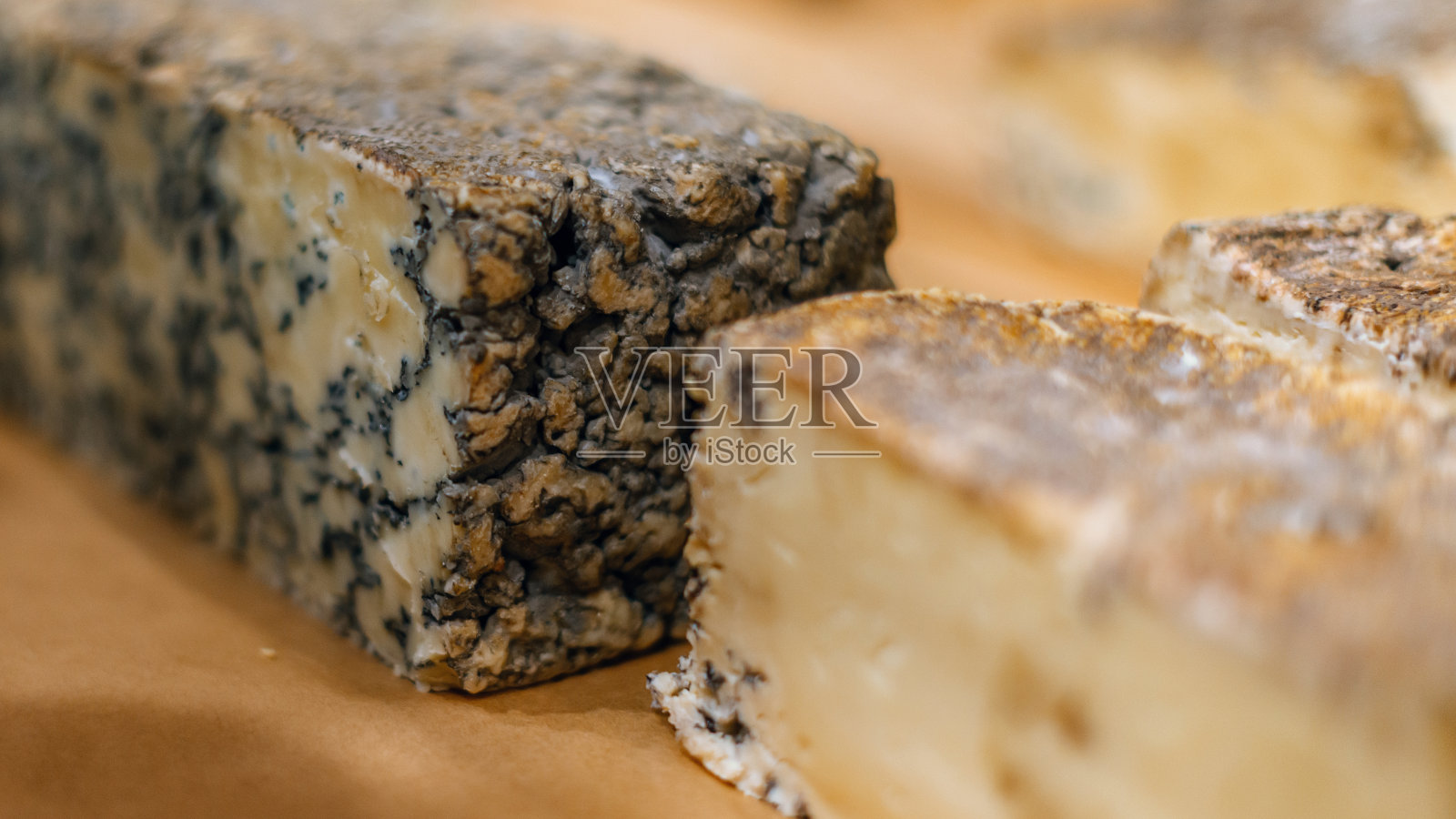 柜台上有手工制作的蓝奶酪块照片摄影图片