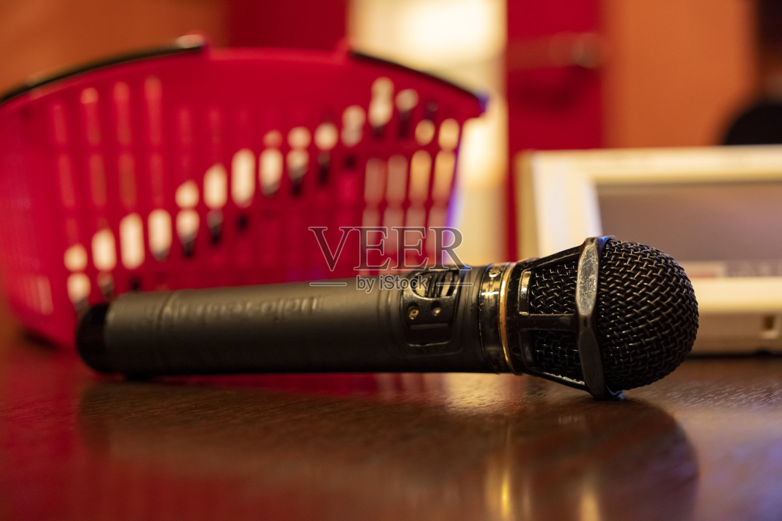 遥控器和卡拉ok麦克风，篮子和纸条照片摄影图片