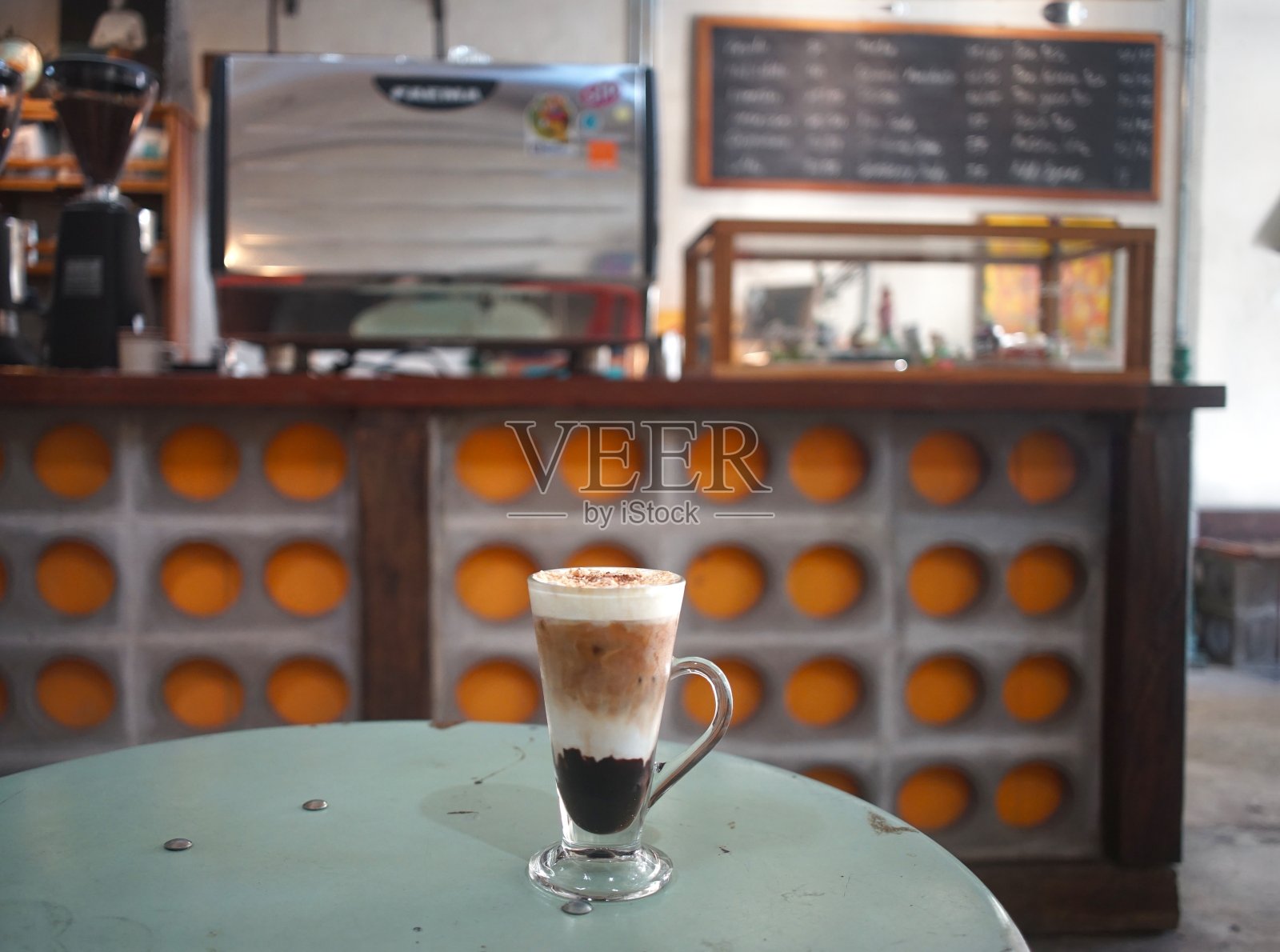 用椰子沙加入浓缩咖啡照片摄影图片