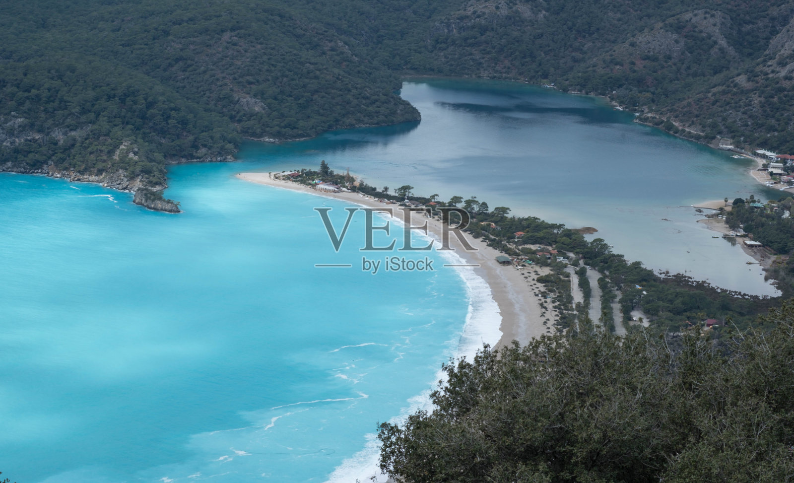 一个拥有沙滩的美丽海湾。照片摄影图片