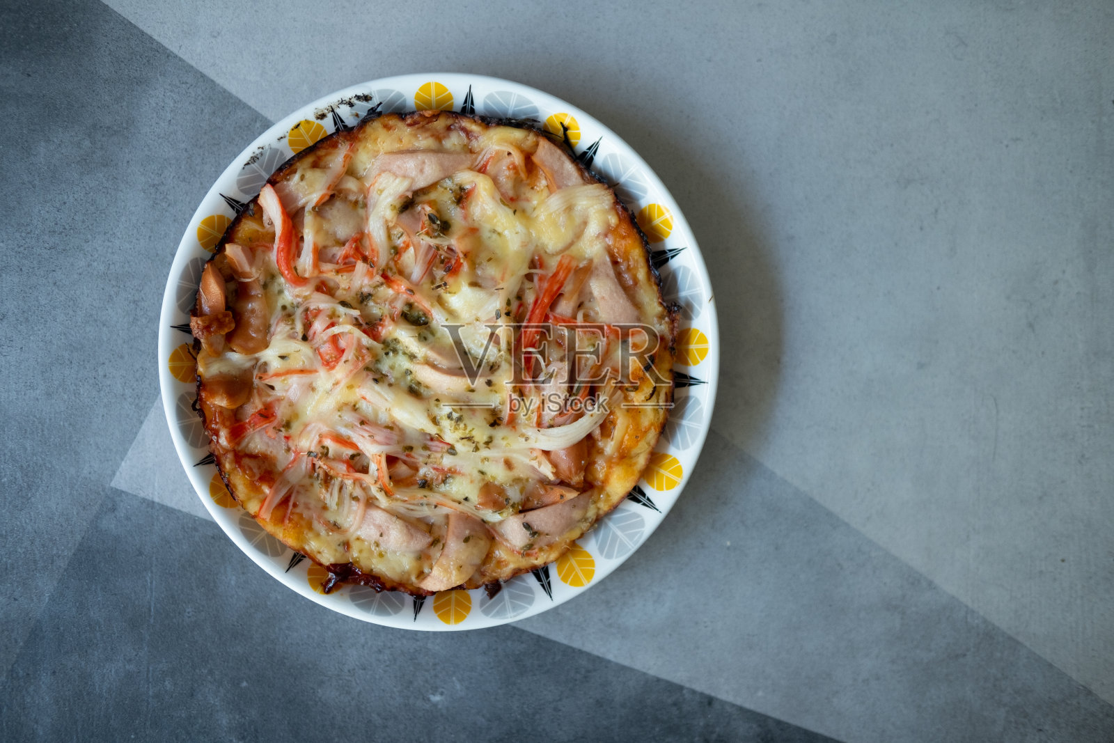 美味的自制热狗披萨和芝士蟹条。隔离期间妈妈自制的披萨菜单。俯视图照片摄影图片