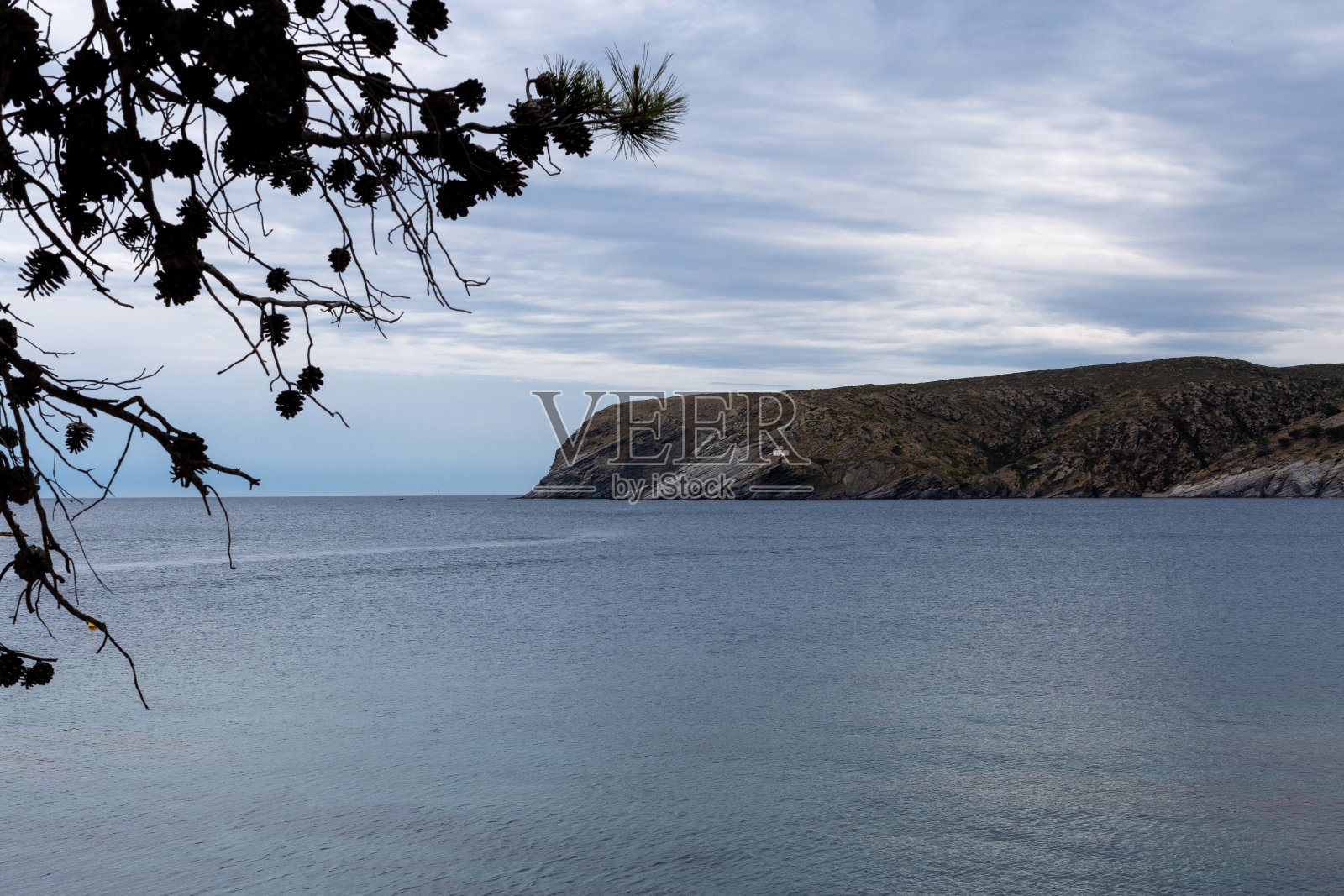 地中海撞击了海岸附近的岩石照片摄影图片