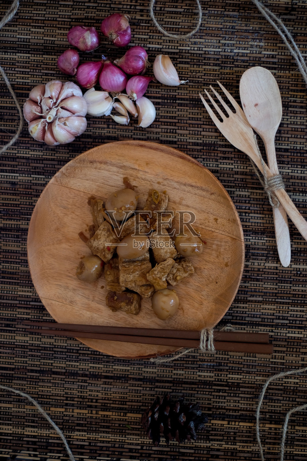 鹌鹑蛋和用印尼香料烹制的豆腐照片摄影图片