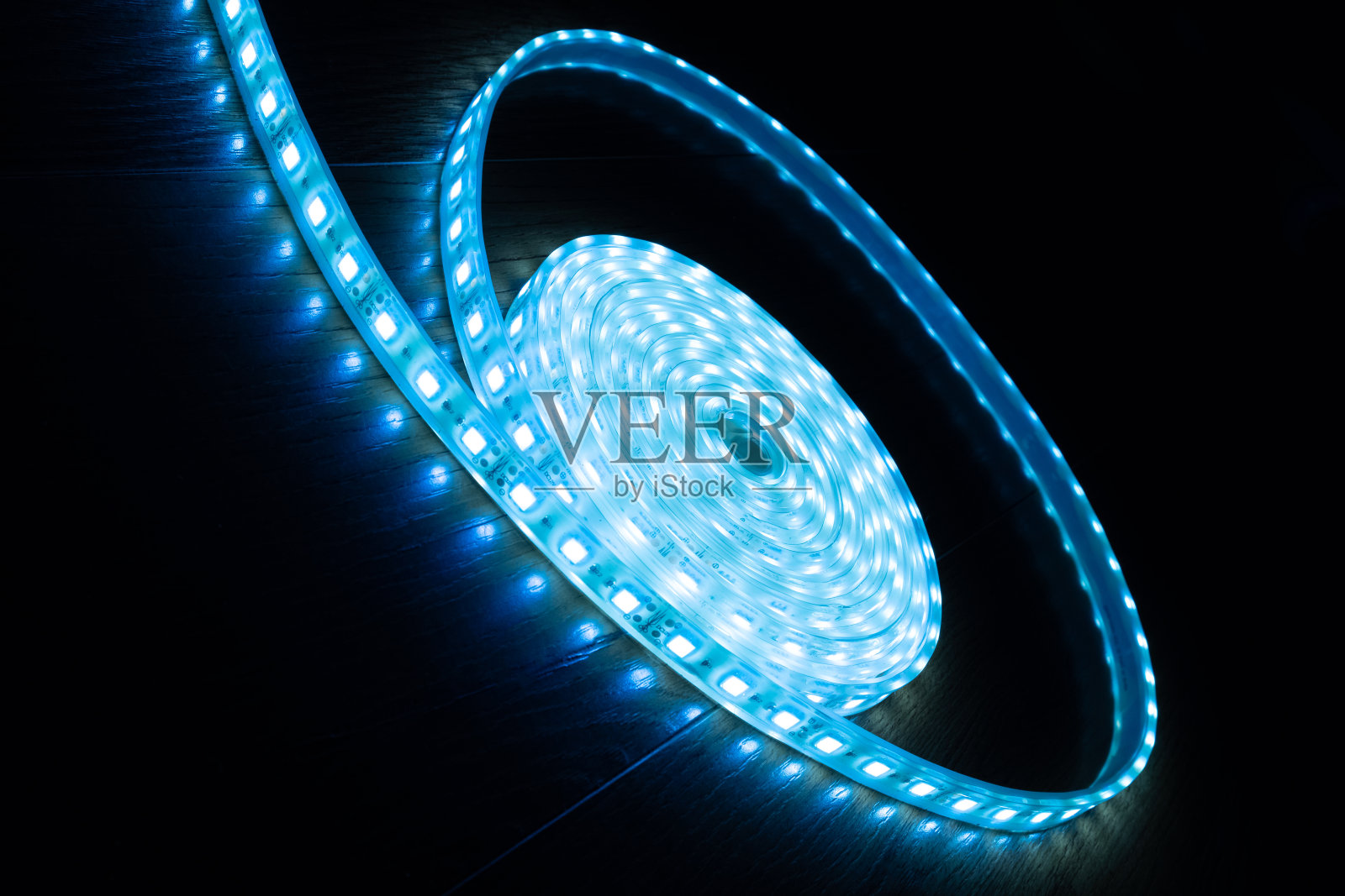 黑色背景上的一束蓝色LED条照片摄影图片