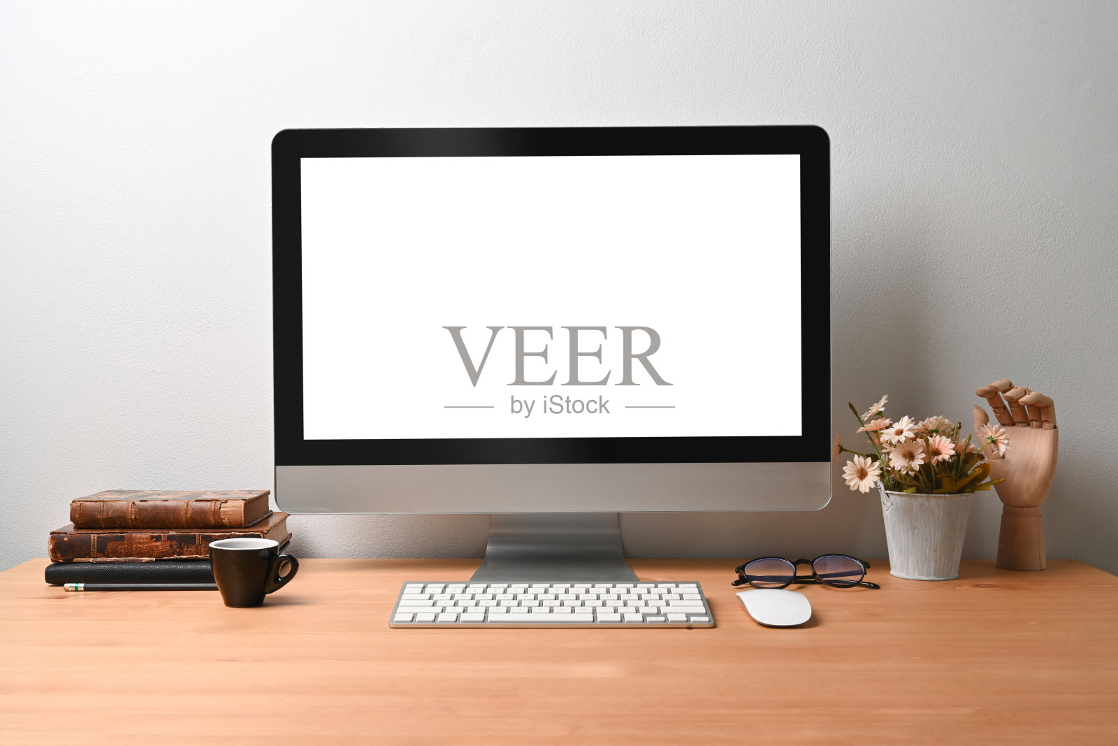 在木桌上用空显示器、书和咖啡杯模拟电脑。照片摄影图片