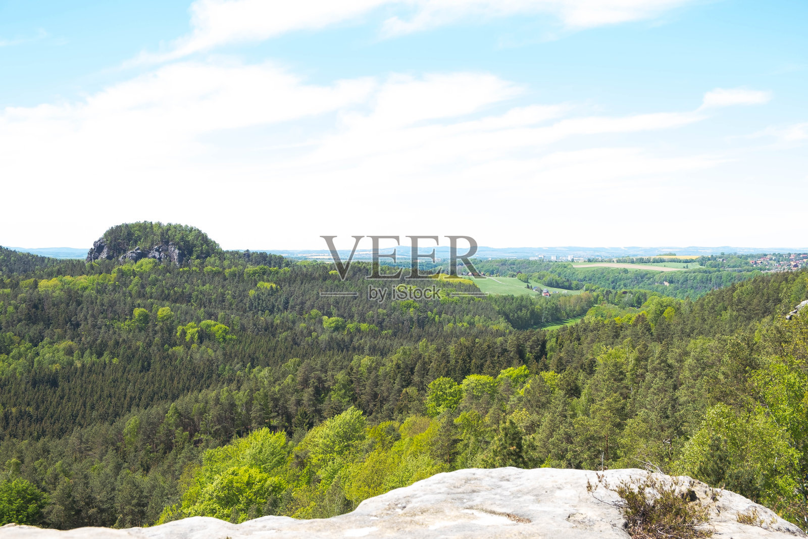 美丽的风景从山顶上看，在德国的某个地方照片摄影图片