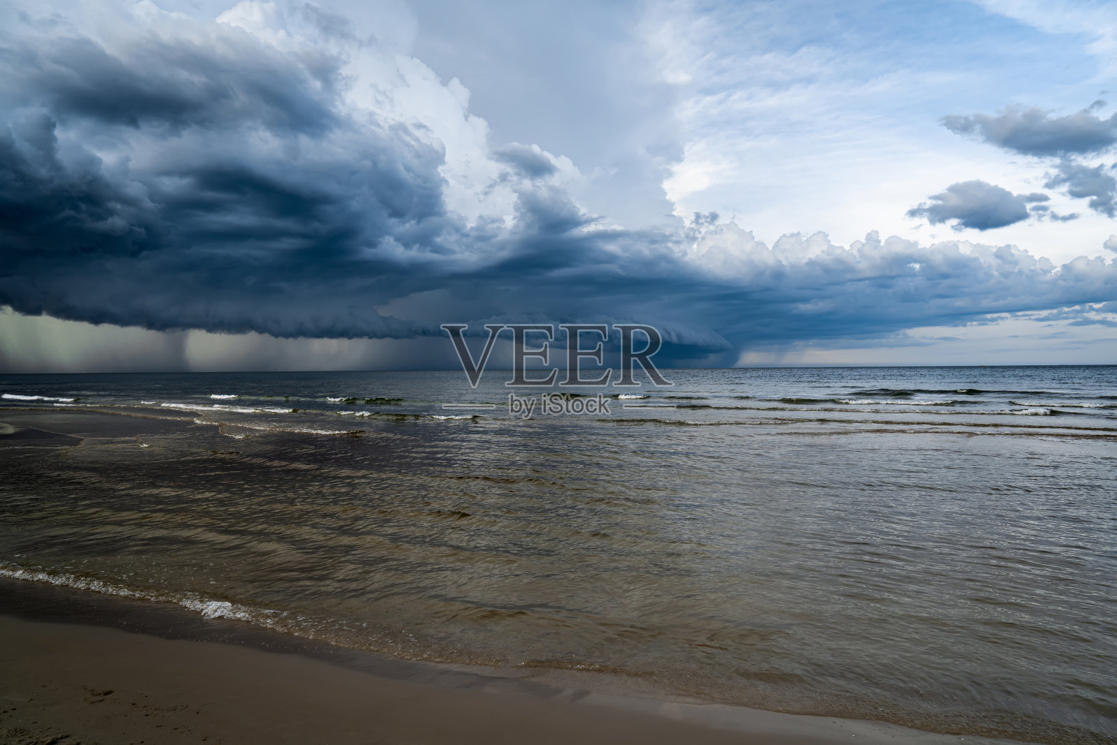 风暴在海滩上空形成。照片摄影图片