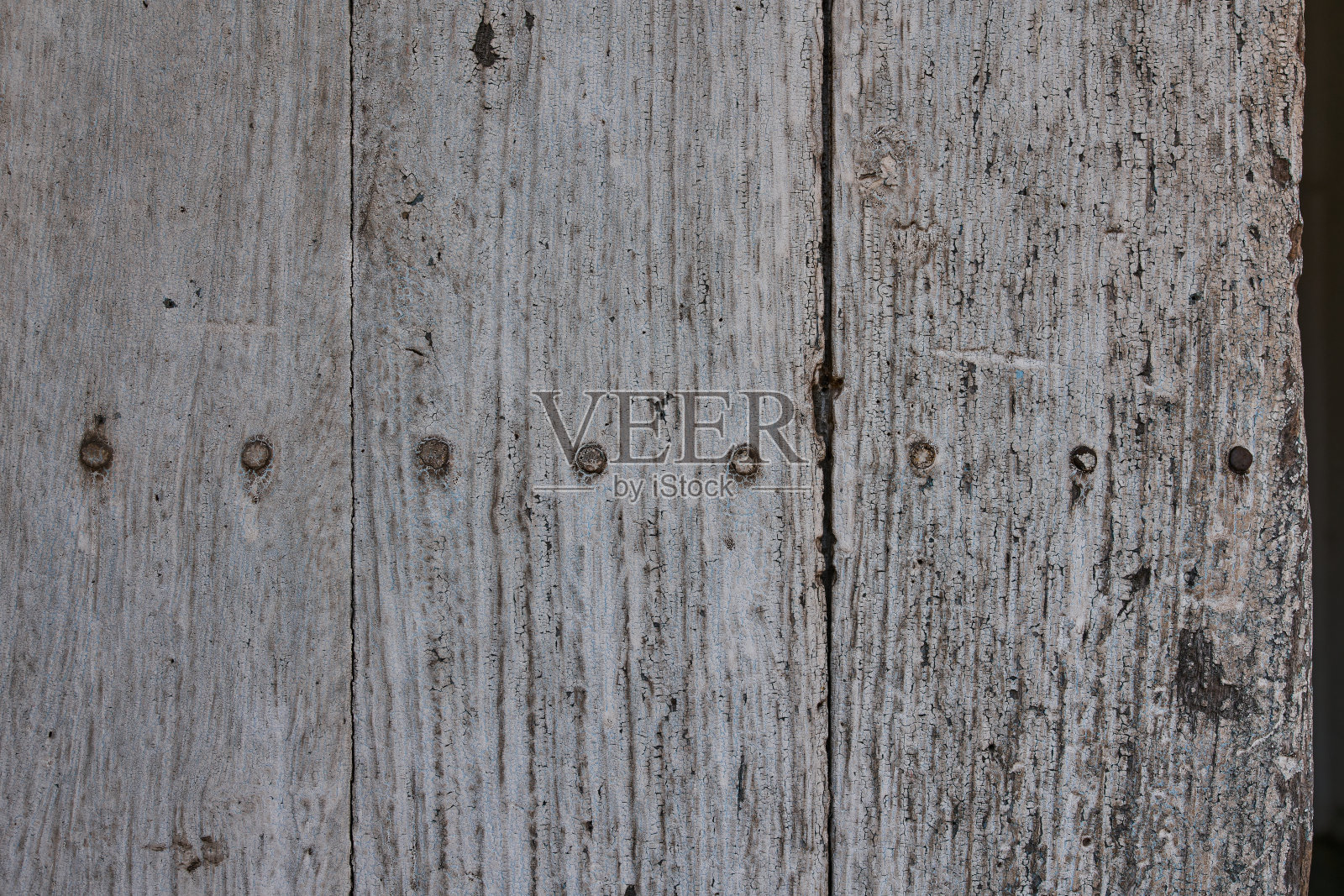 窗户和门的旧木质纹理随着时间的推移而风化，有裂缝和生锈的钉子照片摄影图片