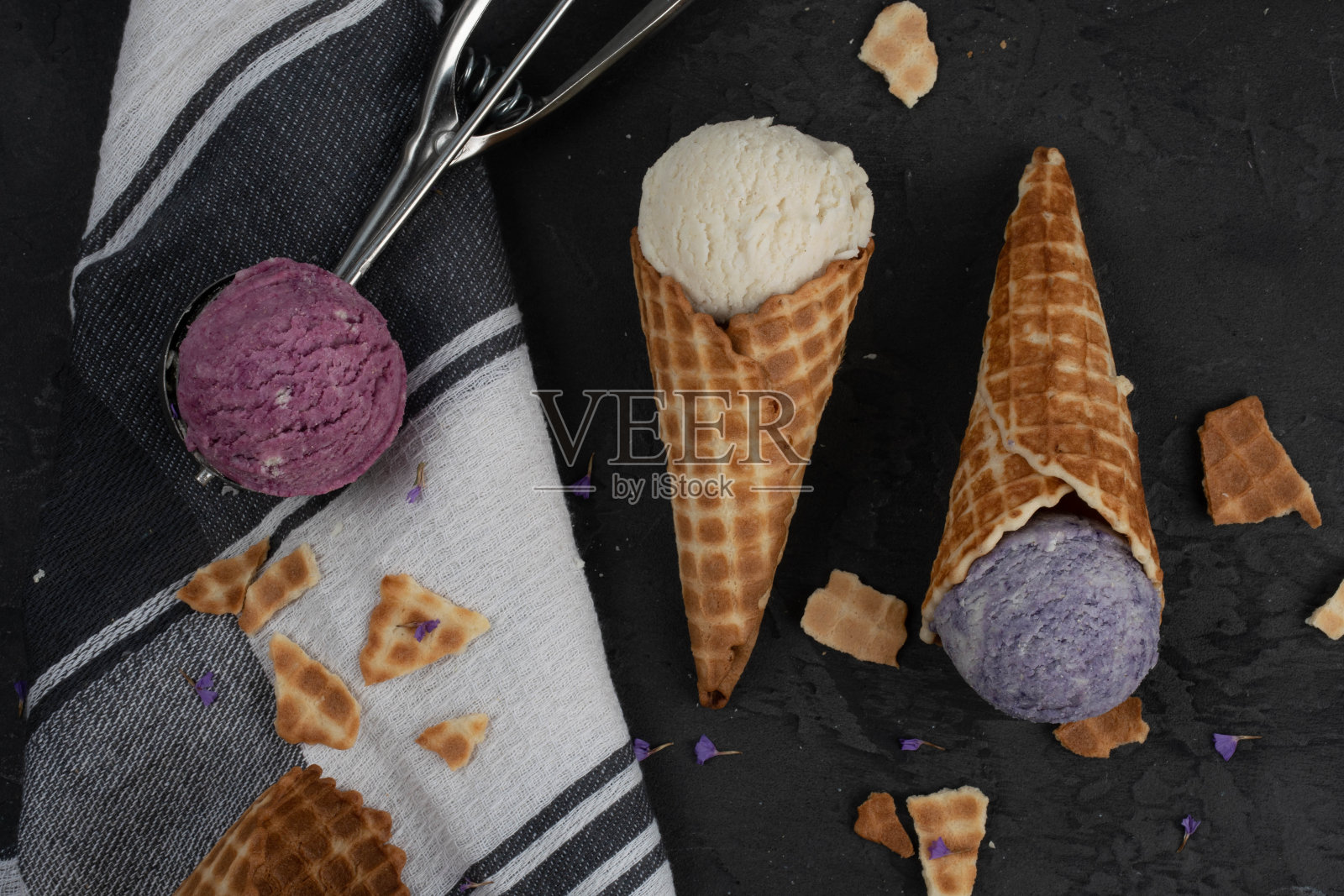 甜筒冰淇淋照片摄影图片