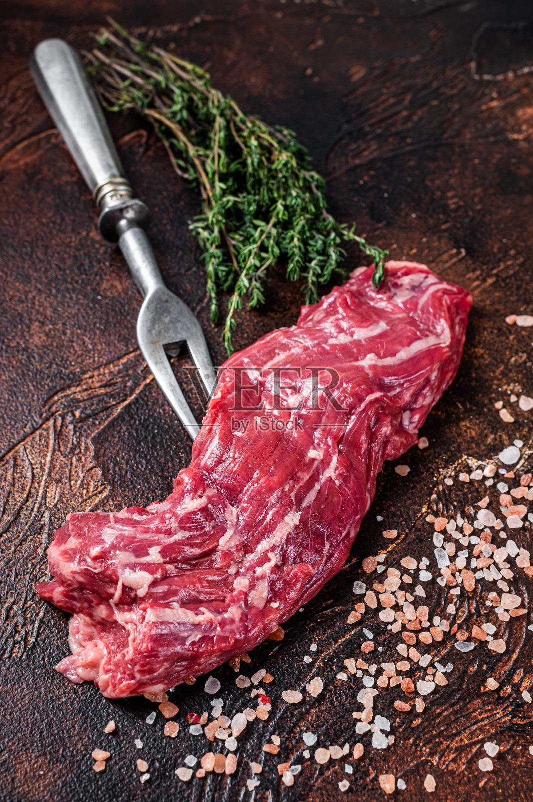 肉叉上生牛腩牛排。黑暗的背景。俯视图照片摄影图片