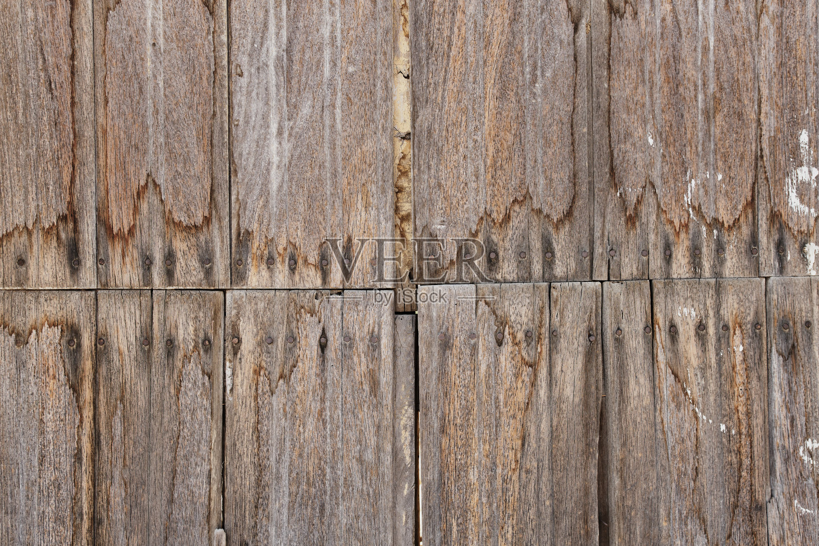窗户和门的旧木质纹理随着时间的推移而风化，有裂缝和生锈的钉子照片摄影图片