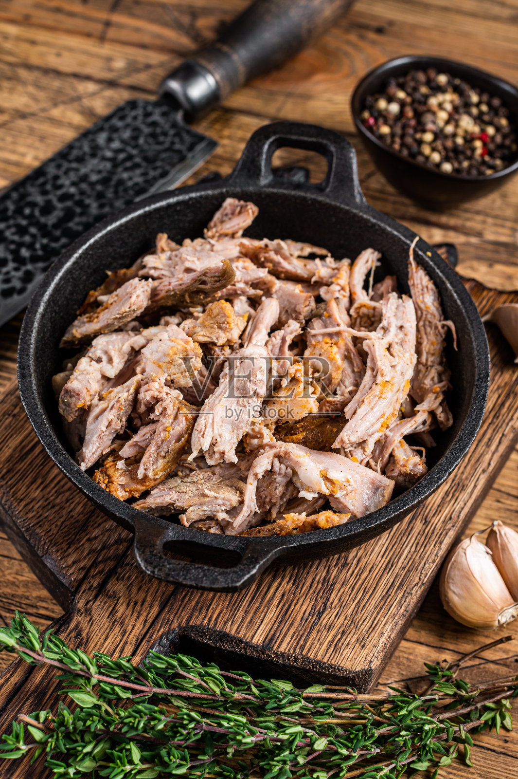 用切肉刀在平底锅里慢慢切成丝。木制背景。俯视图照片摄影图片